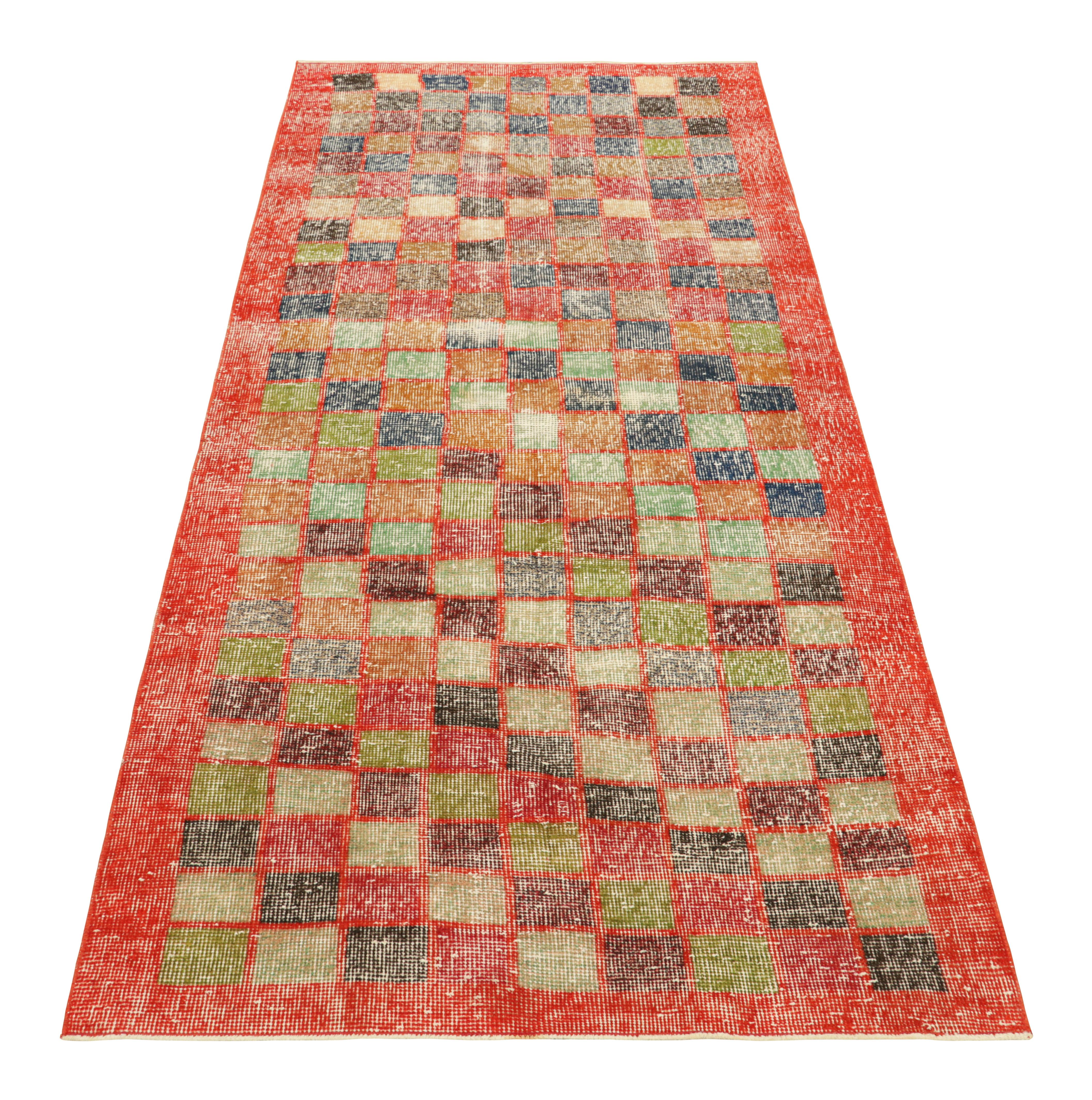 Vintage Zeki Müren Läufer Teppich in leuchtendem Rot mit geometrischem Muster  Rug & Kilim im Zustand „Gut“ im Angebot in Long Island City, NY