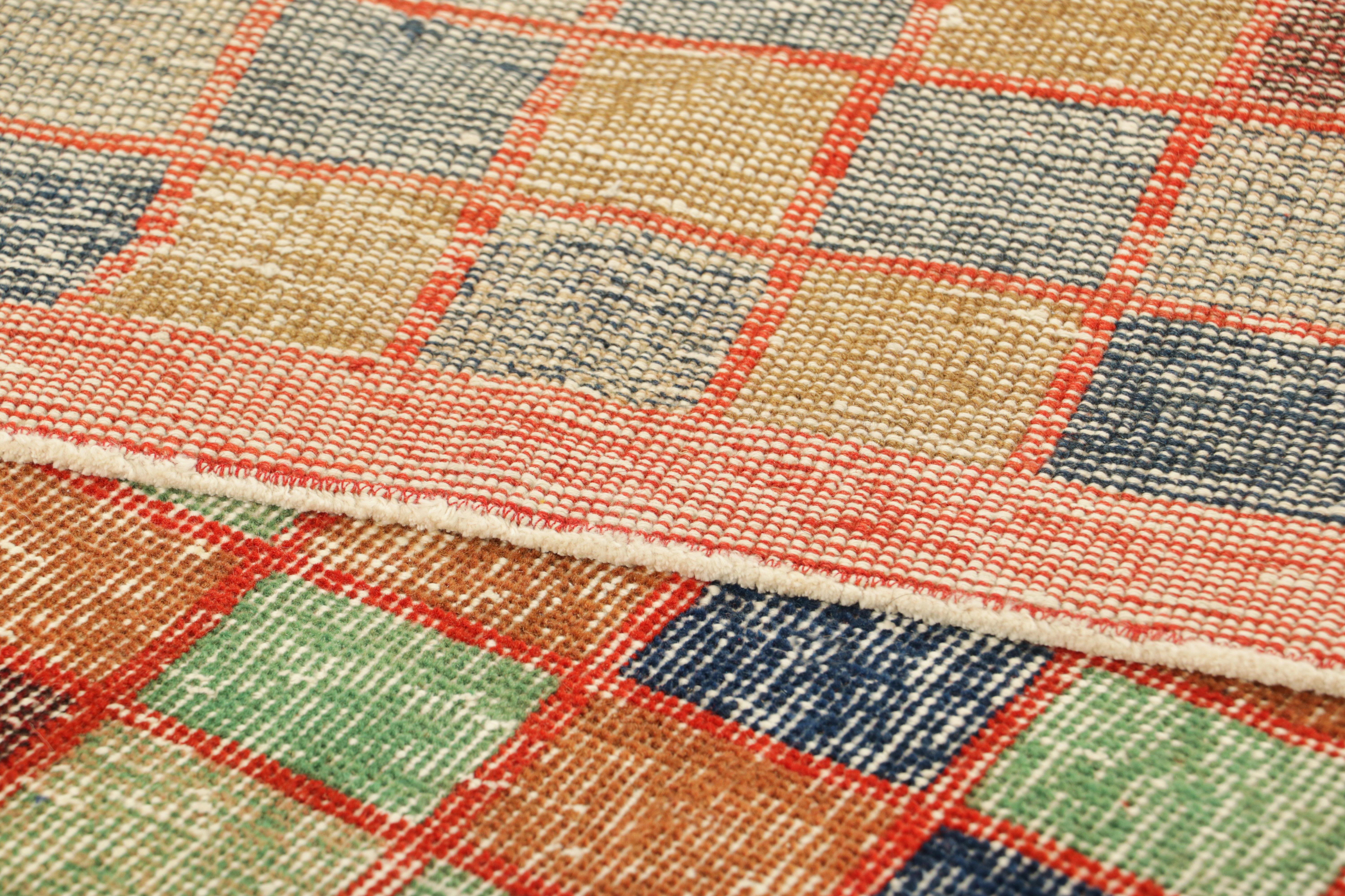 Vintage Zeki Müren Läufer Teppich in leuchtendem Rot mit geometrischem Muster  Rug & Kilim (Wolle) im Angebot