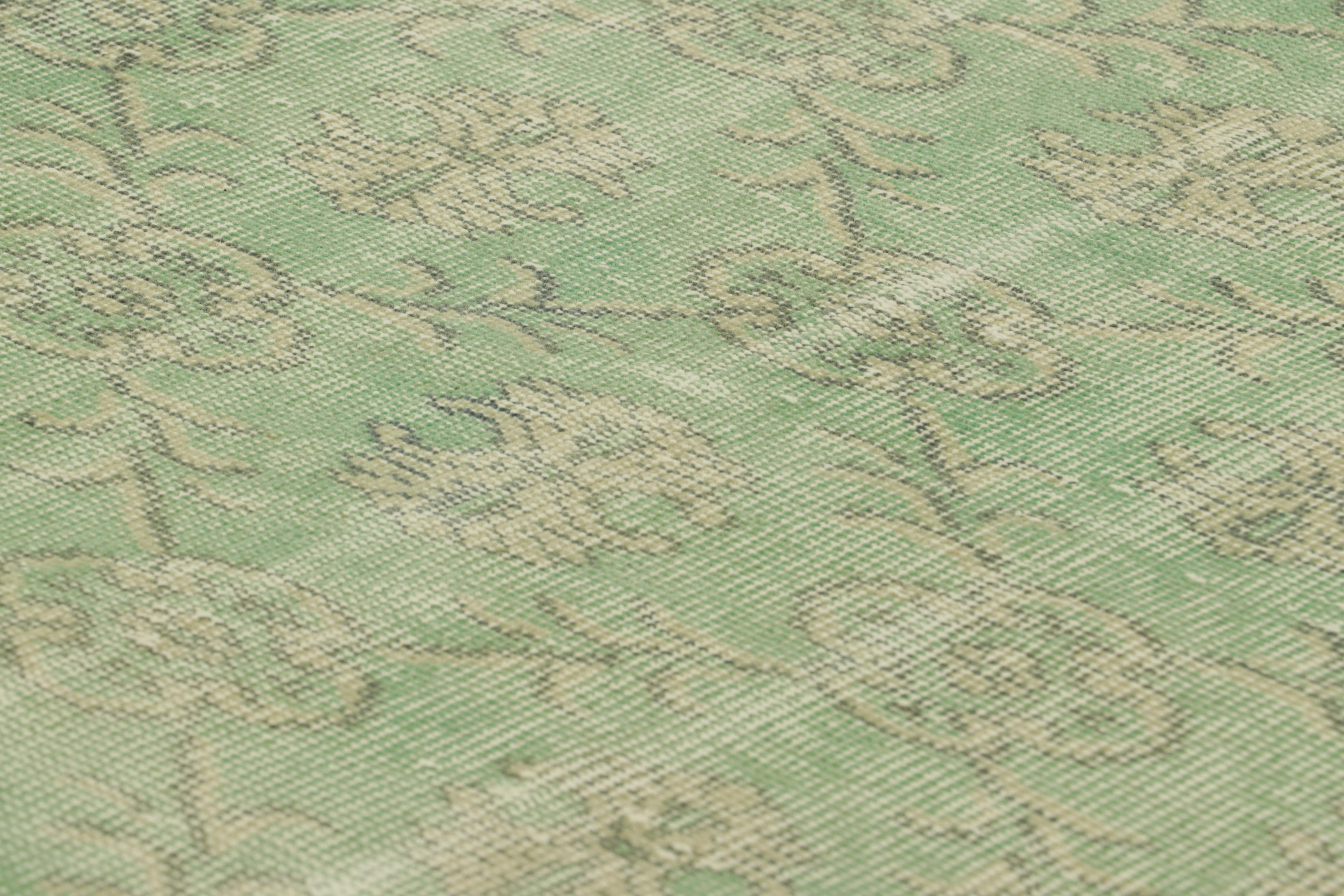 Alfombra de calle vintage Zeki Müren verde con motivos florales, de Rug & Kilim Turco en venta