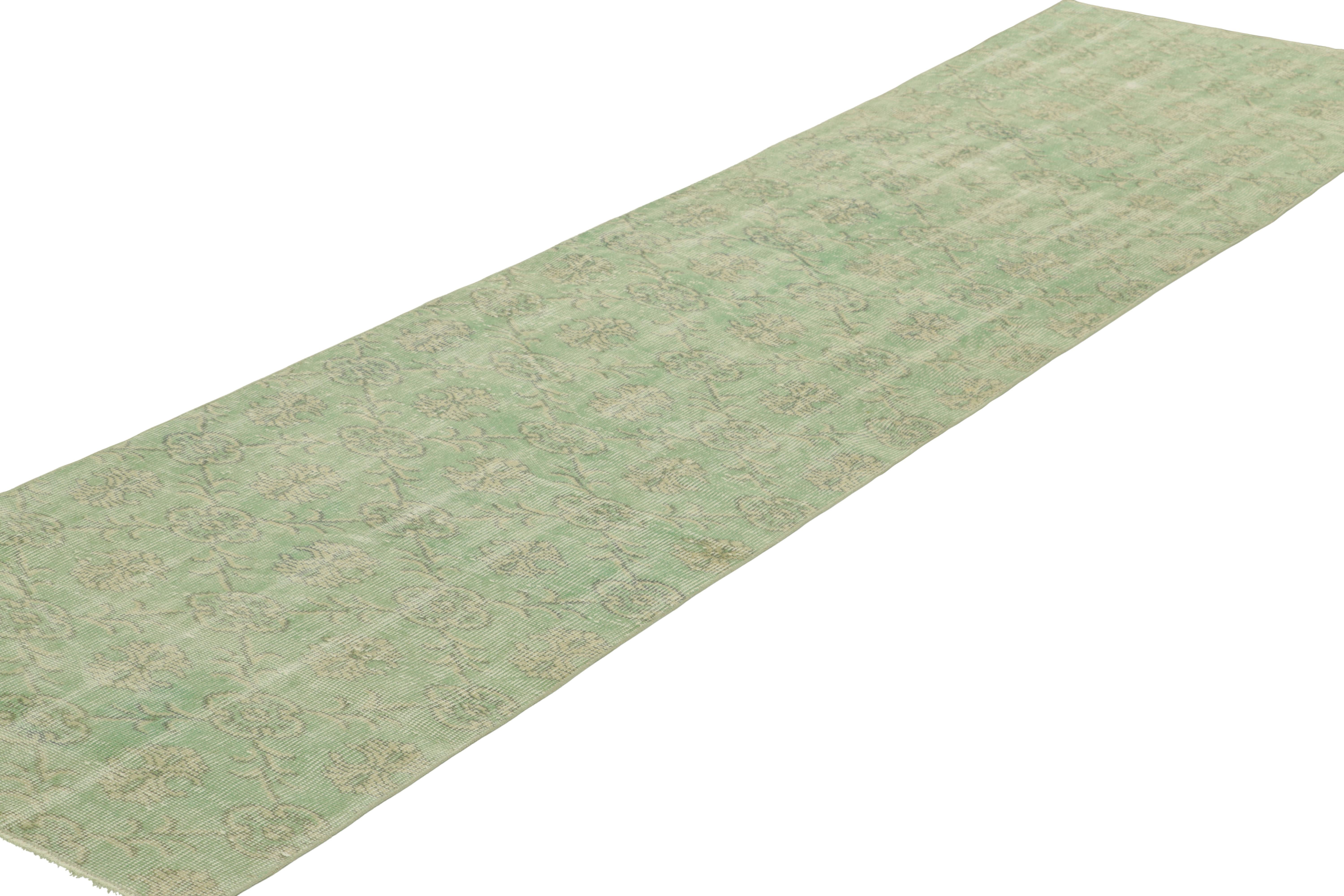 Alfombra de calle vintage Zeki Müren verde con motivos florales, de Rug & Kilim Anudado a mano en venta