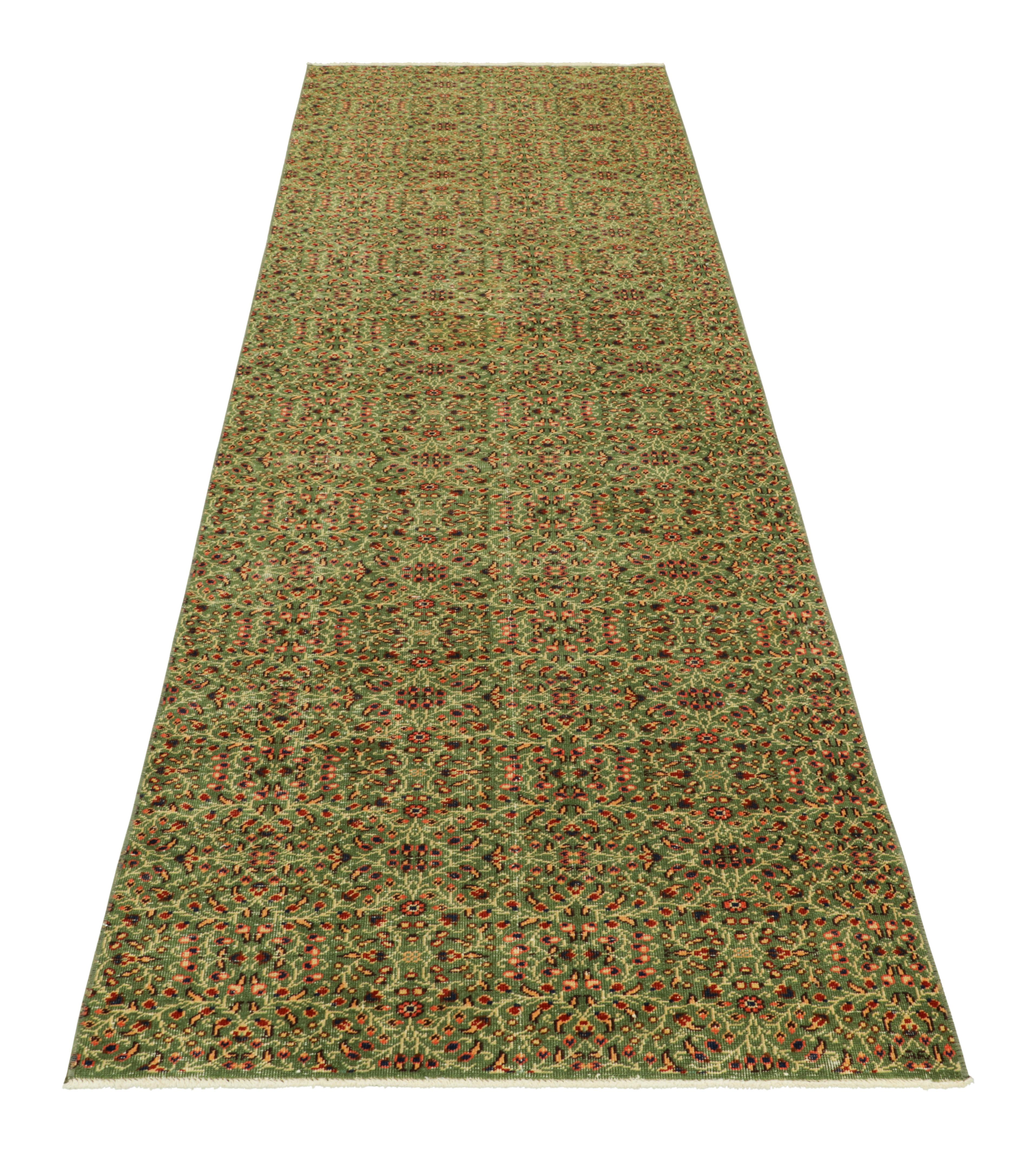 Vintage Zeki Müren Läufer in Grün mit Blumenmuster, von Rug & Kilim im Zustand „Gut“ im Angebot in Long Island City, NY