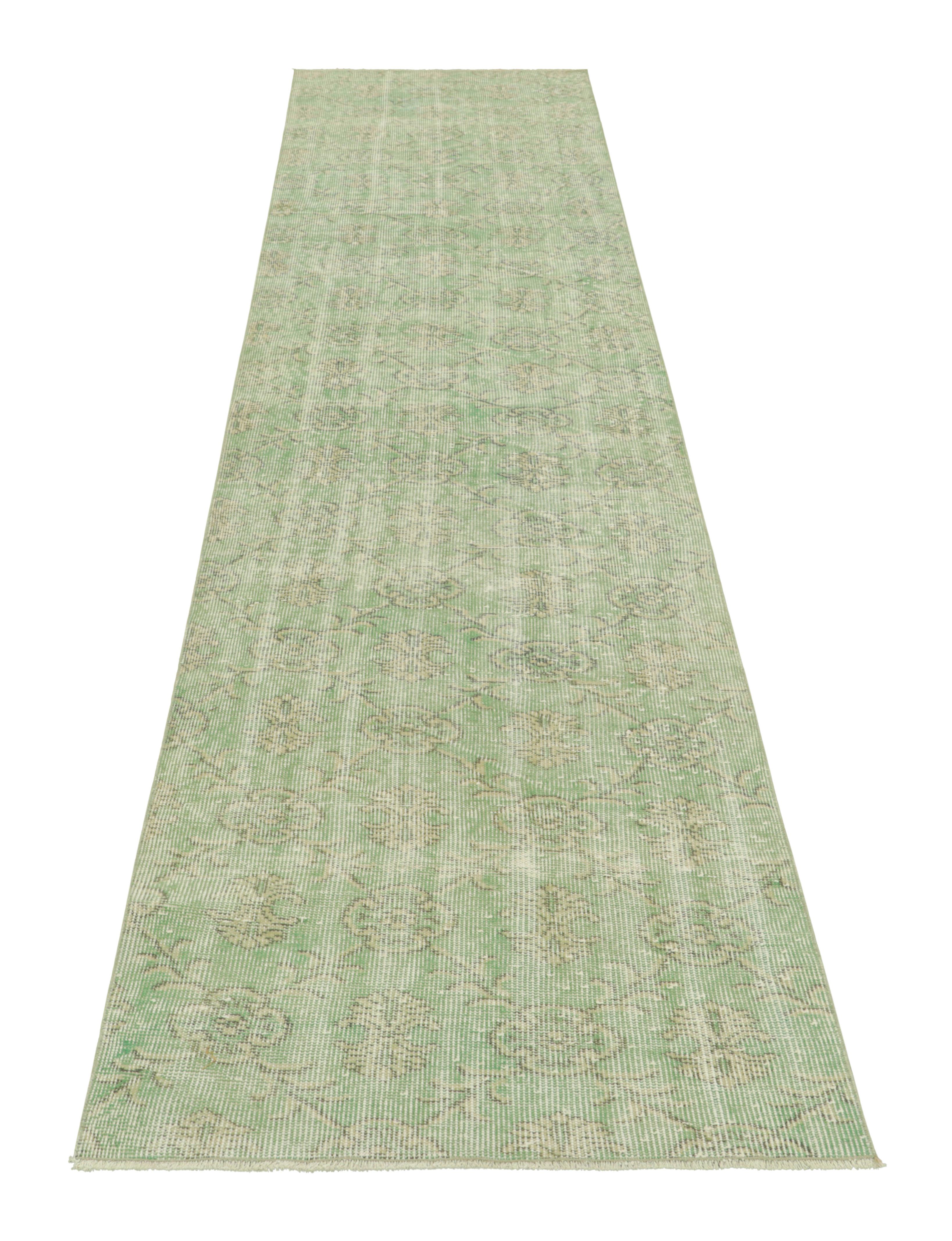 Alfombra de calle vintage Zeki Müren verde con motivos florales, de Rug & Kilim en Bueno estado para la venta en Long Island City, NY