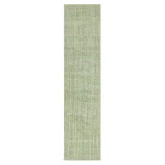 Tappeto vintage Zeki Müren Runner in verde con motivo floreale, da Rug & Kilim