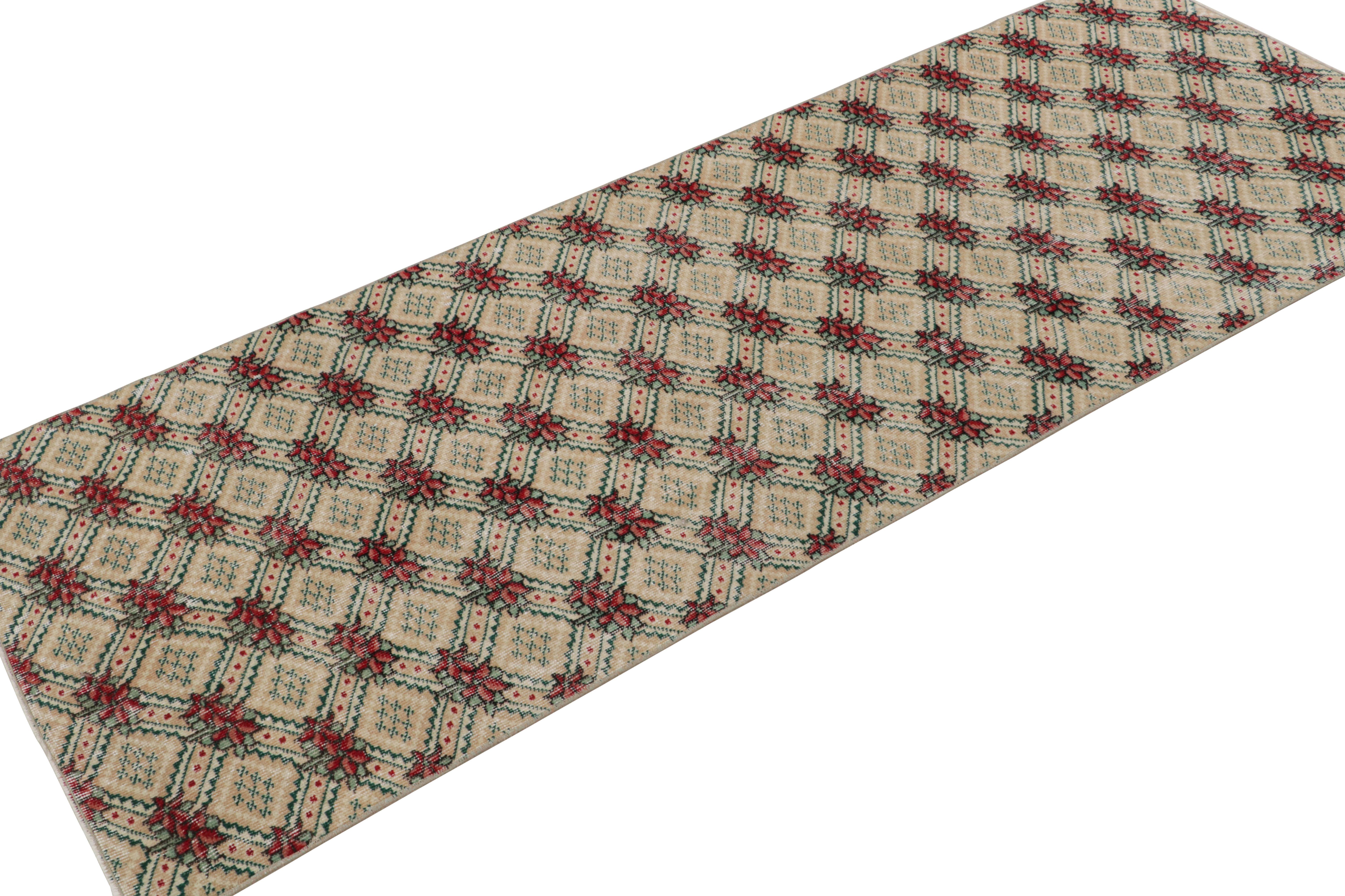 Anudada a mano en lana, esta alfombra clásica Zeki Múren de 3 x 7, originaria de Turquía, circa 1960-1970, presenta motivos geométricos que reflejan la sensibilidad moderna de mediados de siglo para una alfombra turca vintage. 

Sobre el