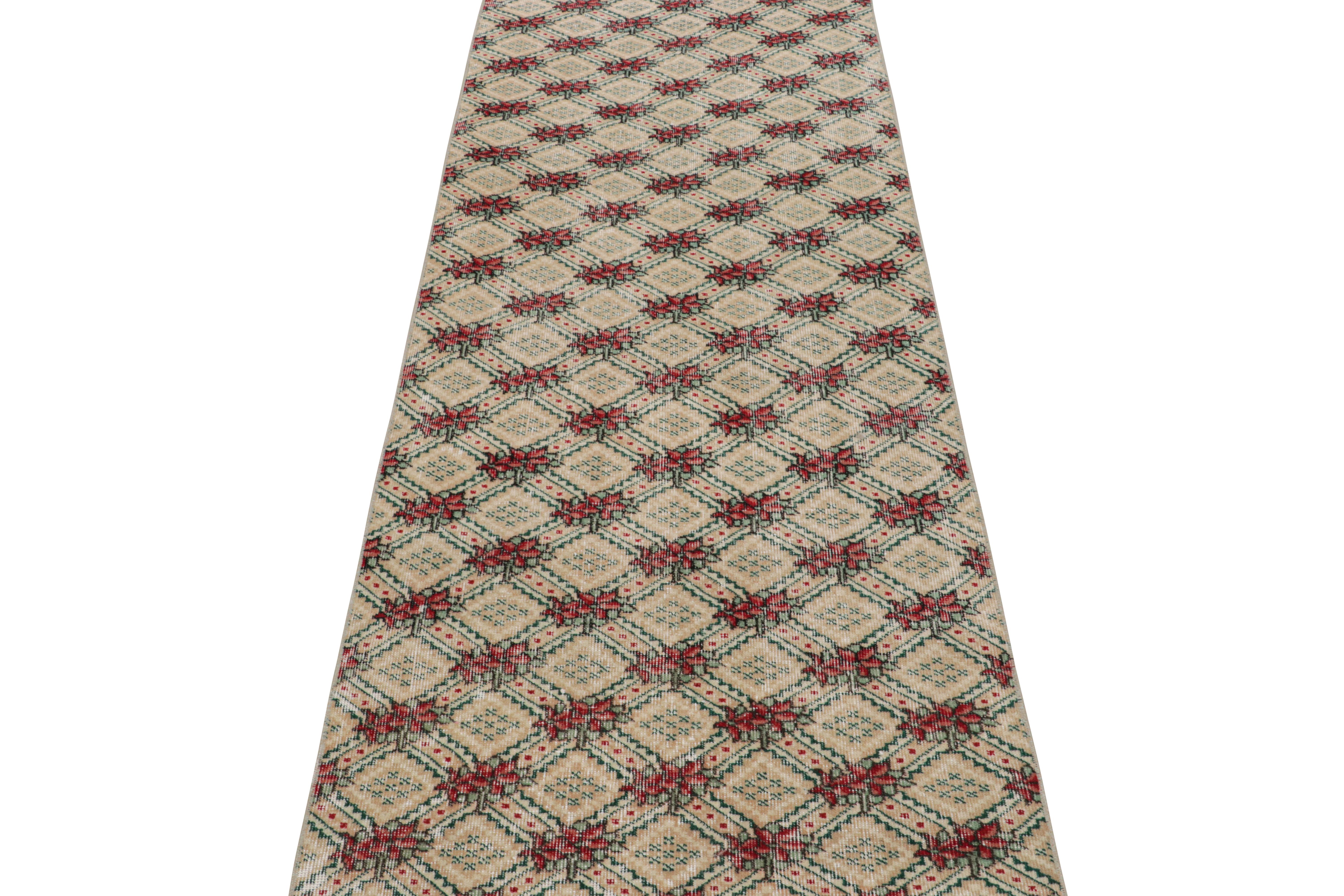 Alfombra de calle vintage Zeki Müren roja con motivos geométricos, de Rug & Kilim Turco en venta