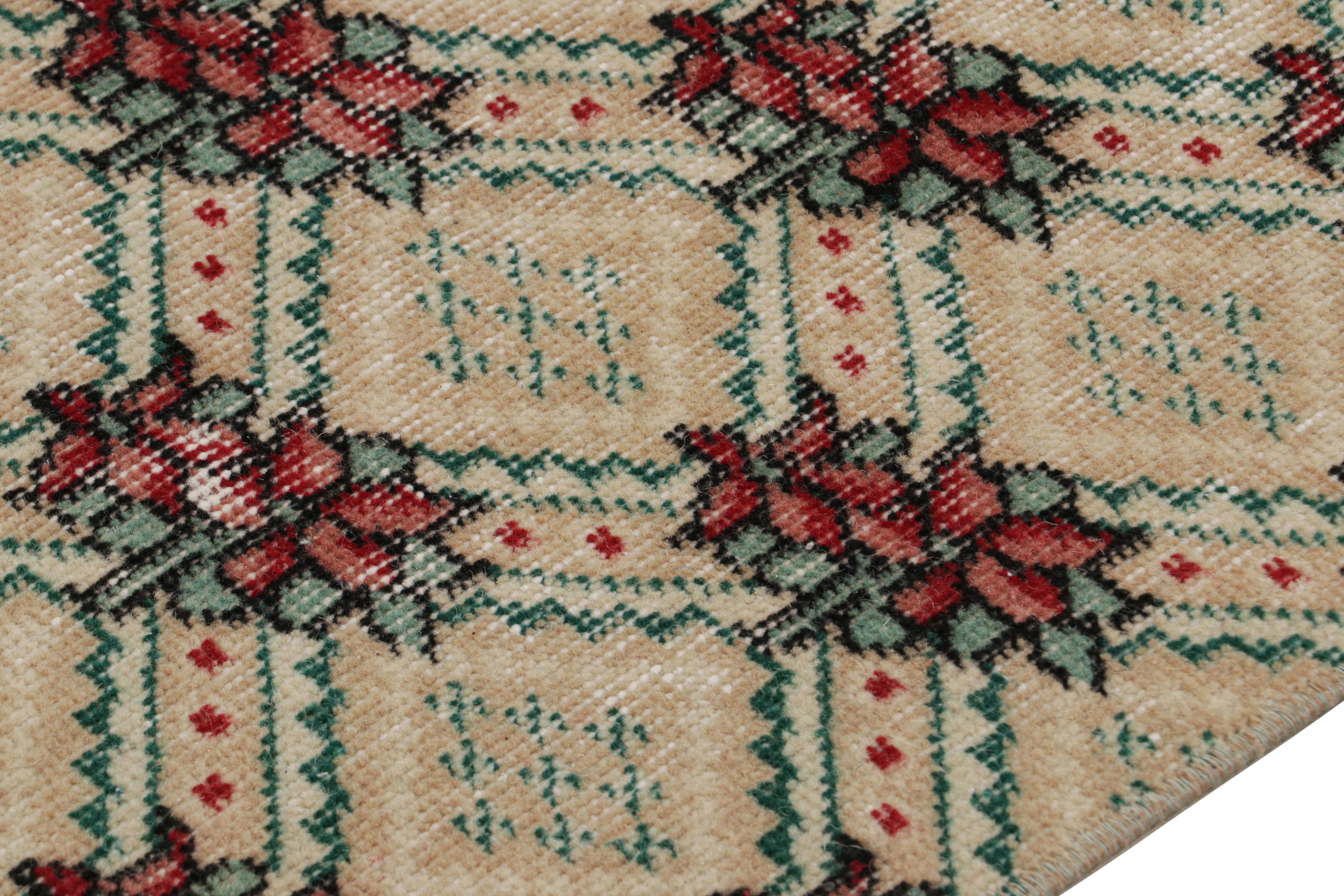 Alfombra de calle vintage Zeki Müren roja con motivos geométricos, de Rug & Kilim Anudado a mano en venta
