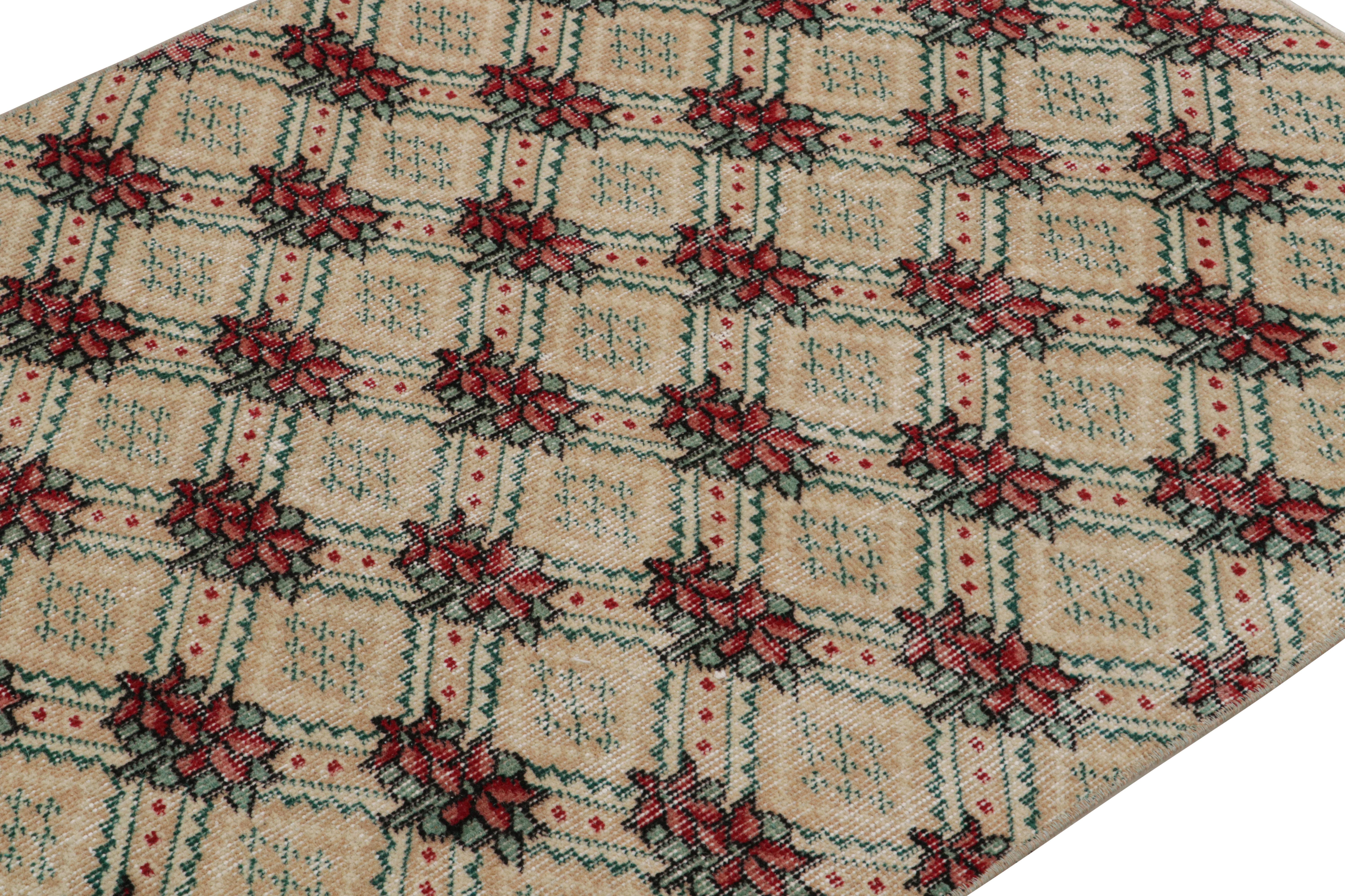 Alfombra de calle vintage Zeki Müren roja con motivos geométricos, de Rug & Kilim en Bueno estado para la venta en Long Island City, NY