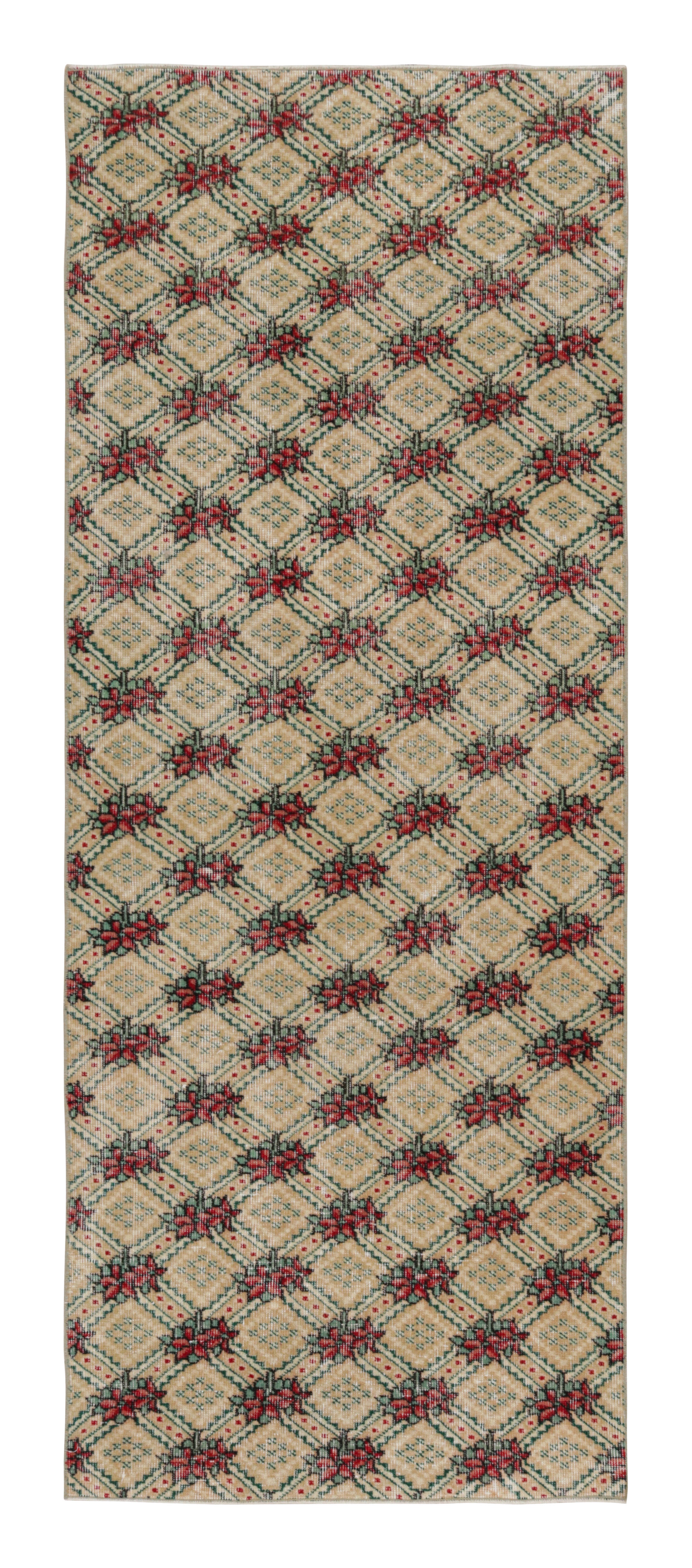 Alfombra de calle vintage Zeki Müren roja con motivos geométricos, de Rug & Kilim en venta