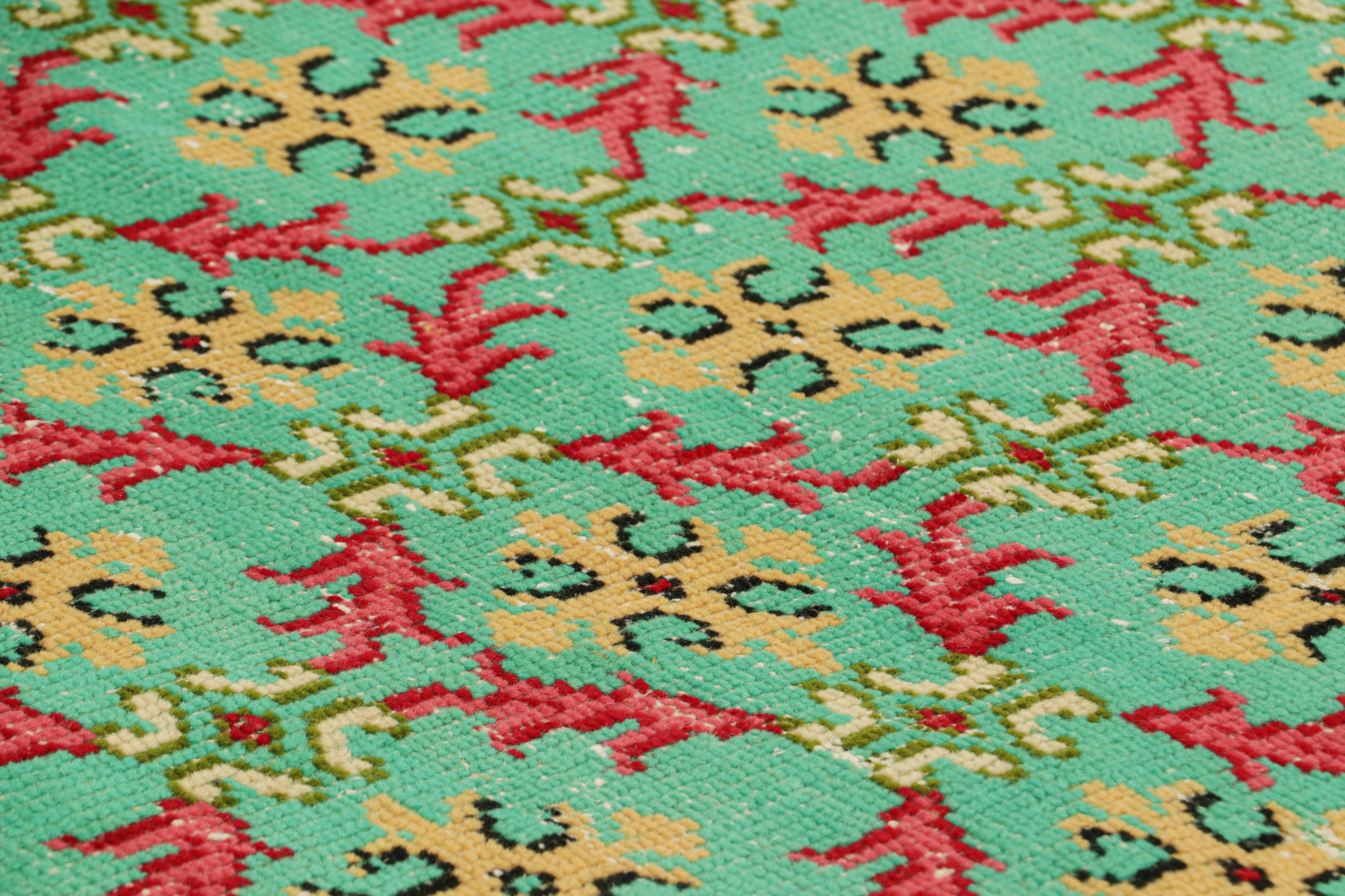Dieser handgeknüpfte Wollteppich aus der Türkei (ca. 1960-1970) ist mit seinen floralen Mustern auf dem gesamten Feld eine einzigartige Ergänzung der Rug & Kilim Collection'S. Der 3x8 große Vintage-Teppich von Zeki Müren. 

Über das Design: