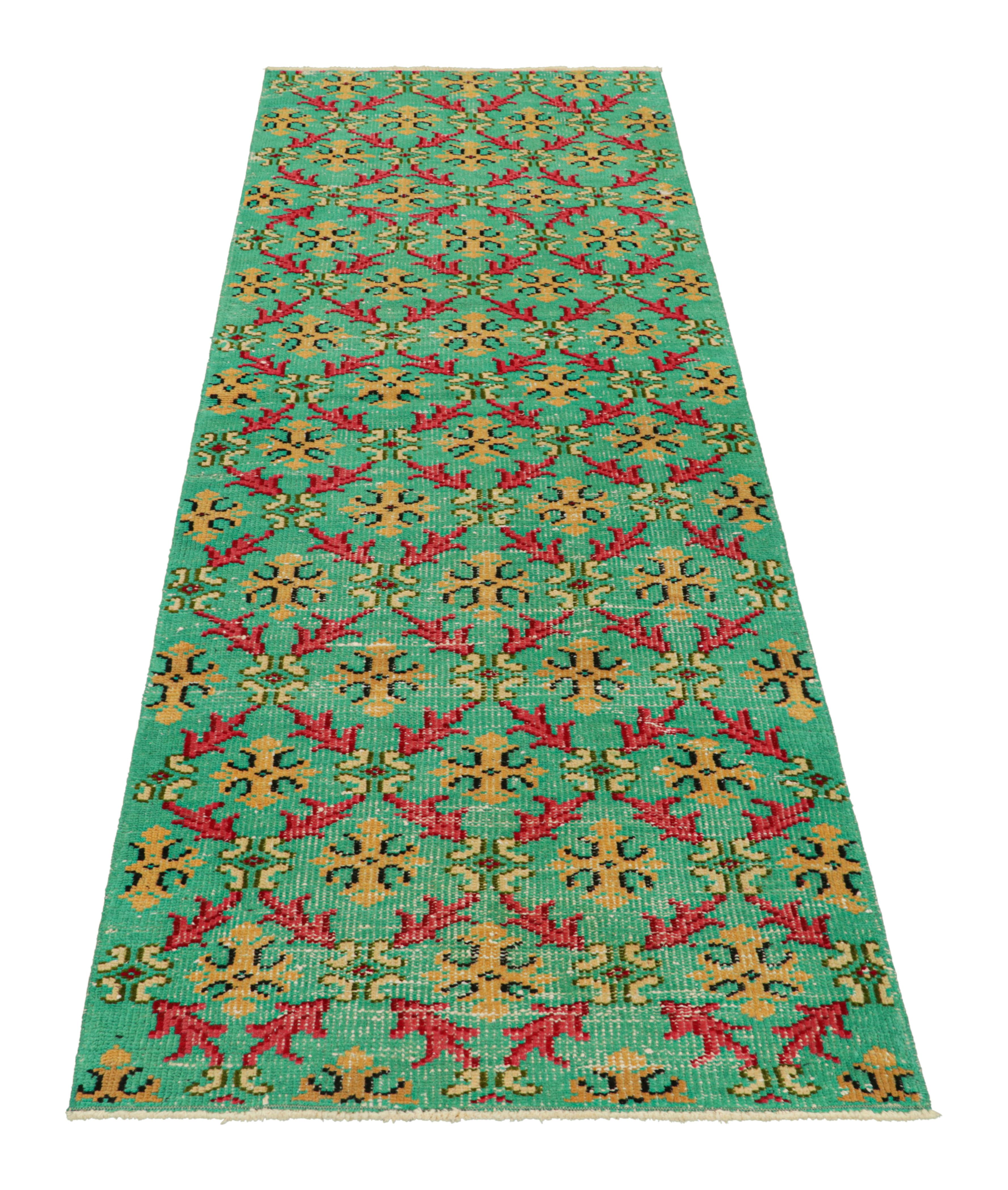 Vintage Zeki Müren Läufer in Türkis mit floralem Muster, von Rug & Kilim im Zustand „Gut“ im Angebot in Long Island City, NY