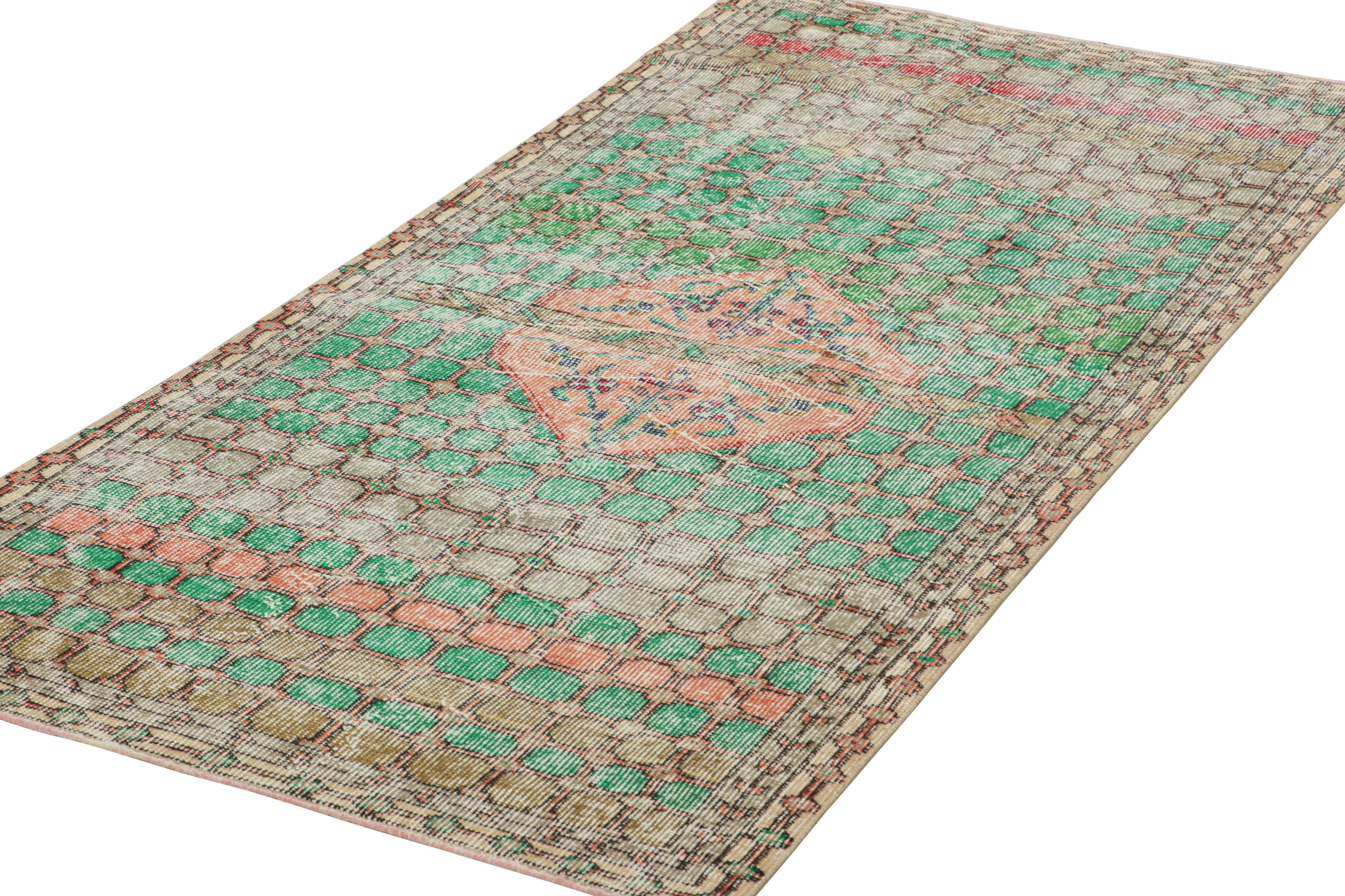 Vintage Zeki Müren Läufer Teppich mit buntem Blumenmedaillon  Rug & Kilim (Handgeknüpft) im Angebot