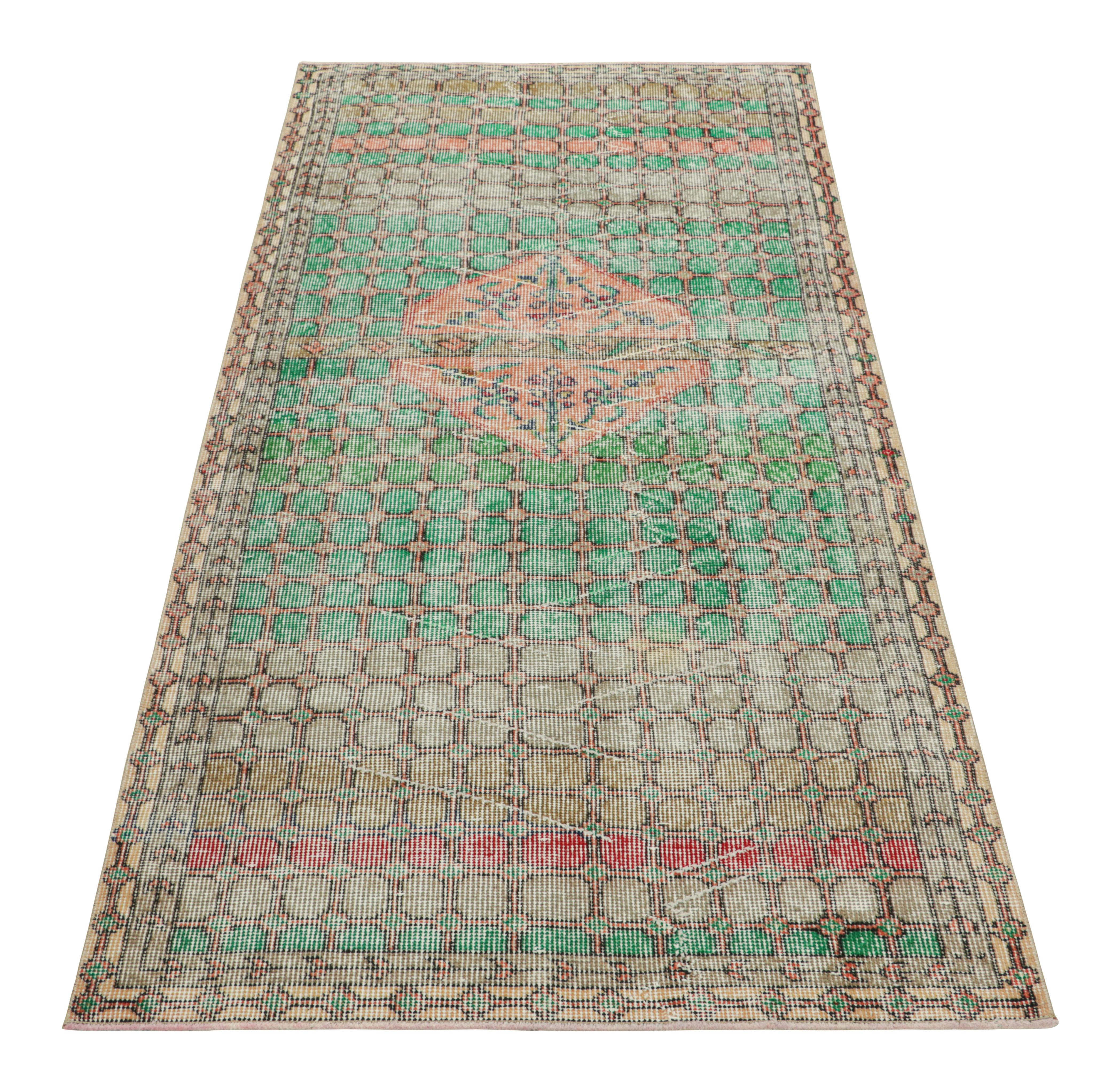 Vintage Zeki Müren Läufer Teppich mit buntem Blumenmedaillon  Rug & Kilim im Zustand „Gut“ im Angebot in Long Island City, NY