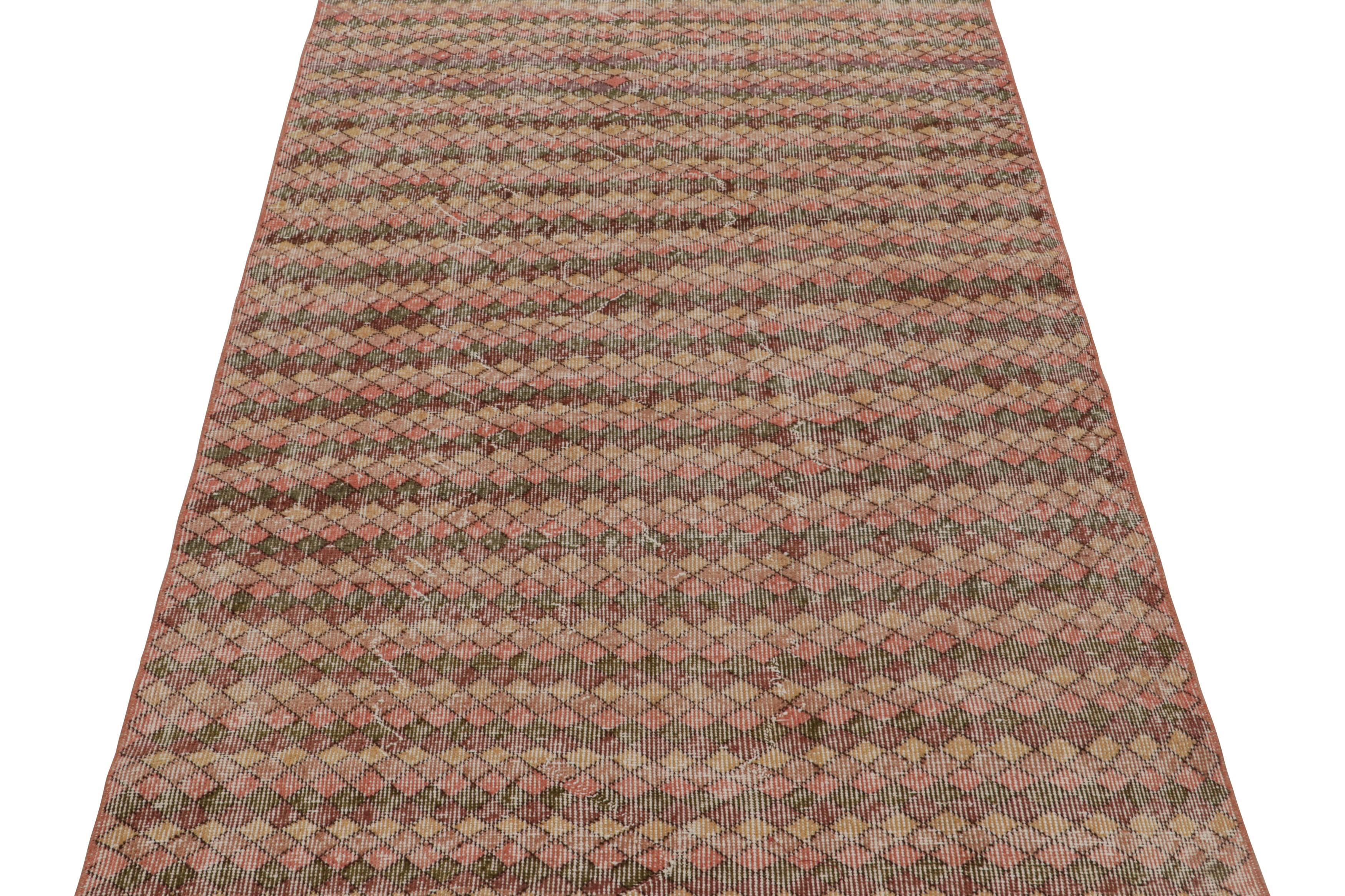 Vintage Zeki Müren Läufer Teppich mit bunten geometrischen Mustern von Rug & Kilim (Türkisch) im Angebot