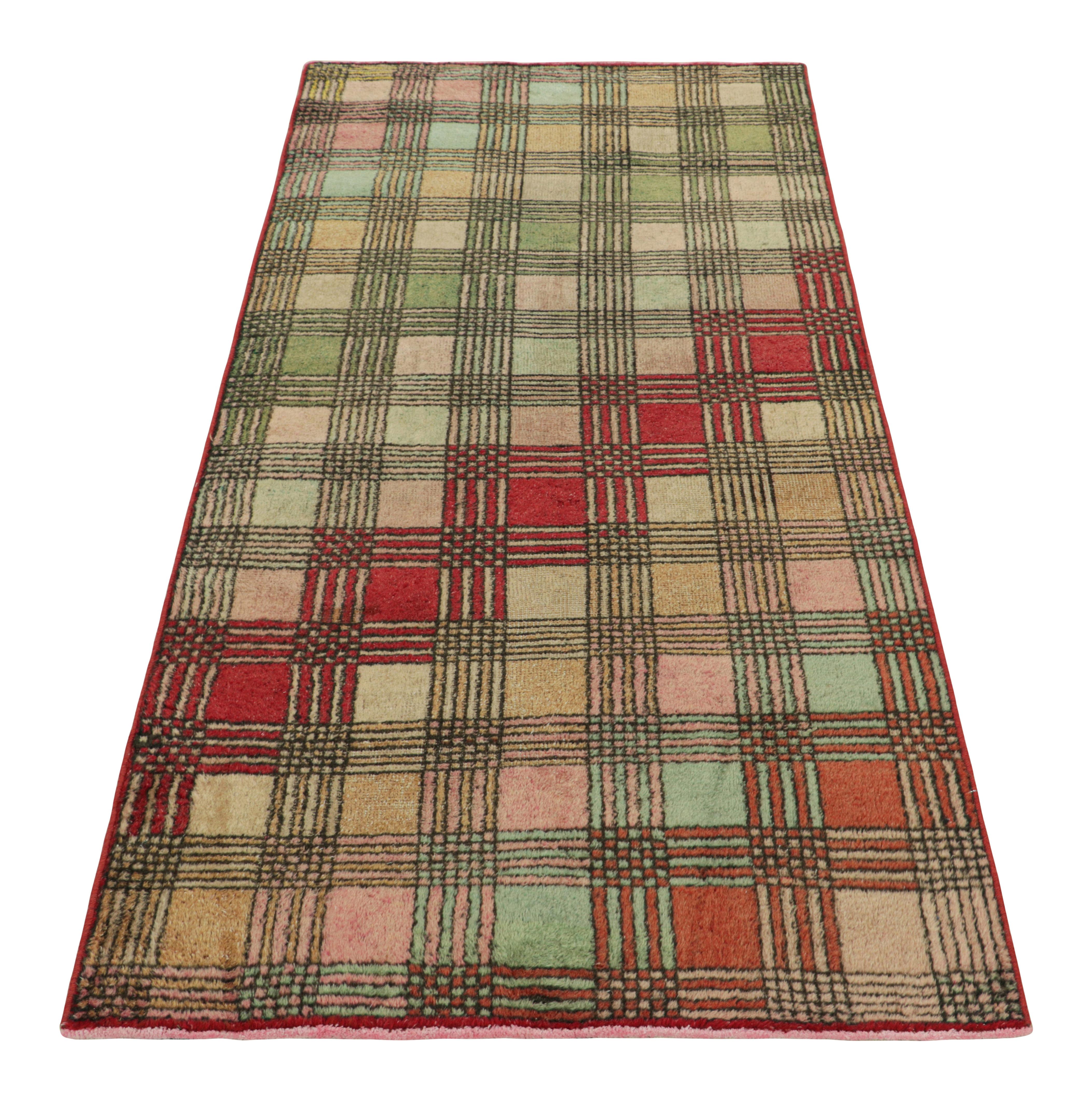 Vintage Zeki Müren Läufer Teppich mit bunten geometrischen Mustern  Rug & Kilim im Zustand „Gut“ im Angebot in Long Island City, NY