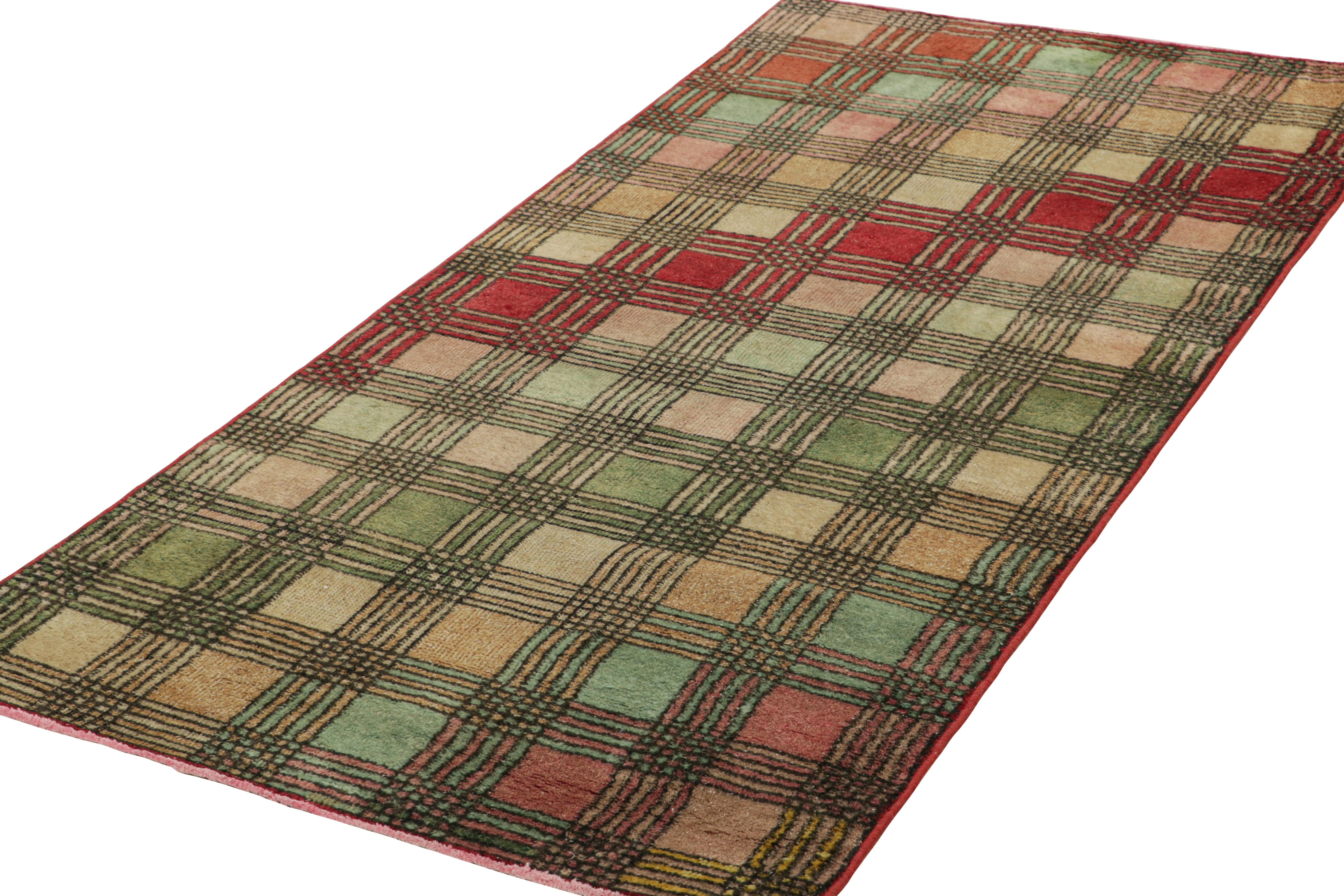 Vintage Zeki Müren Läufer Teppich mit bunten geometrischen Mustern  Rug & Kilim (Handgeknüpft) im Angebot