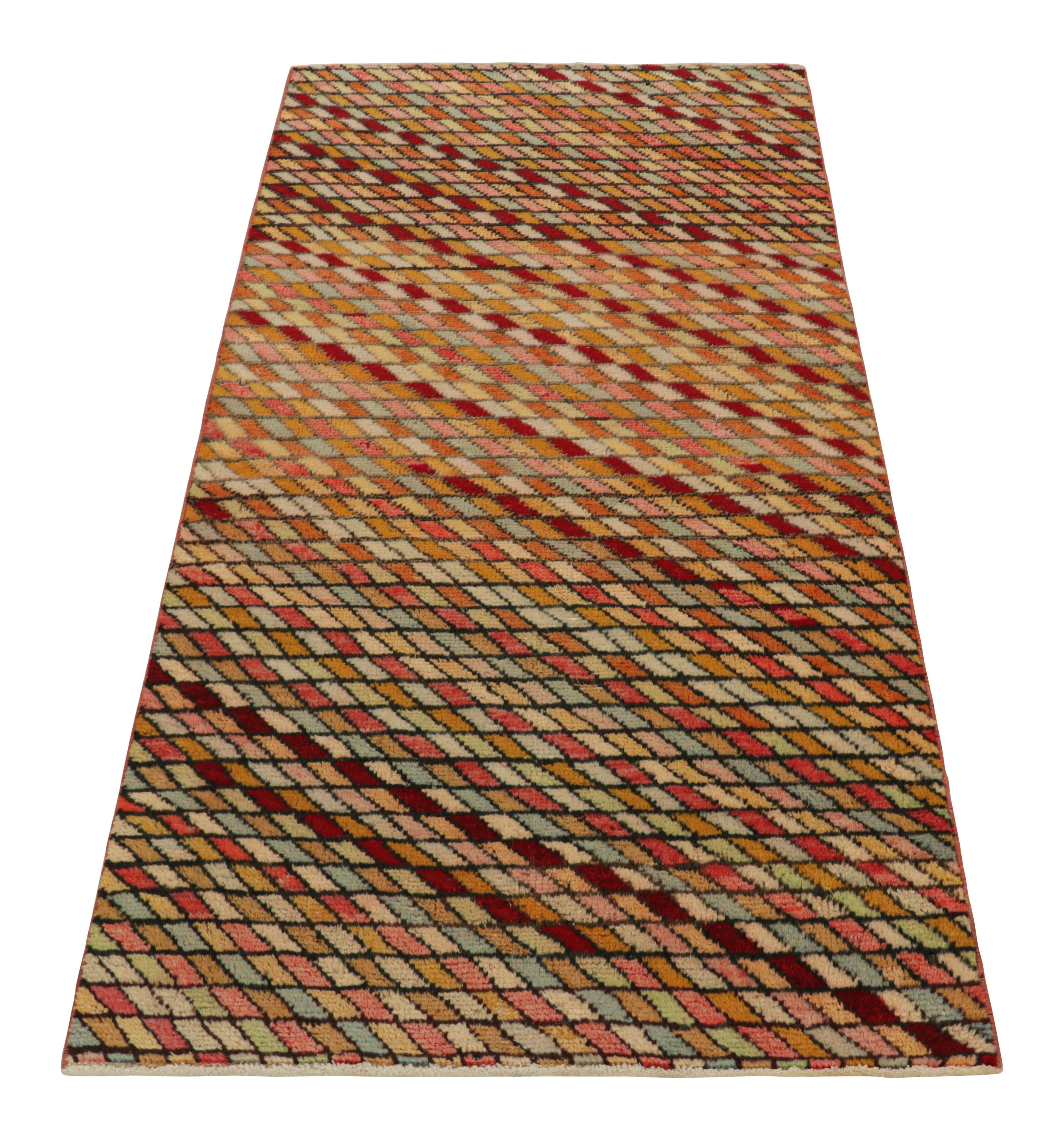 Vintage Zeki Müren Läufer Teppich mit bunten geometrischen Mustern  Rug & Kilim im Zustand „Gut“ im Angebot in Long Island City, NY