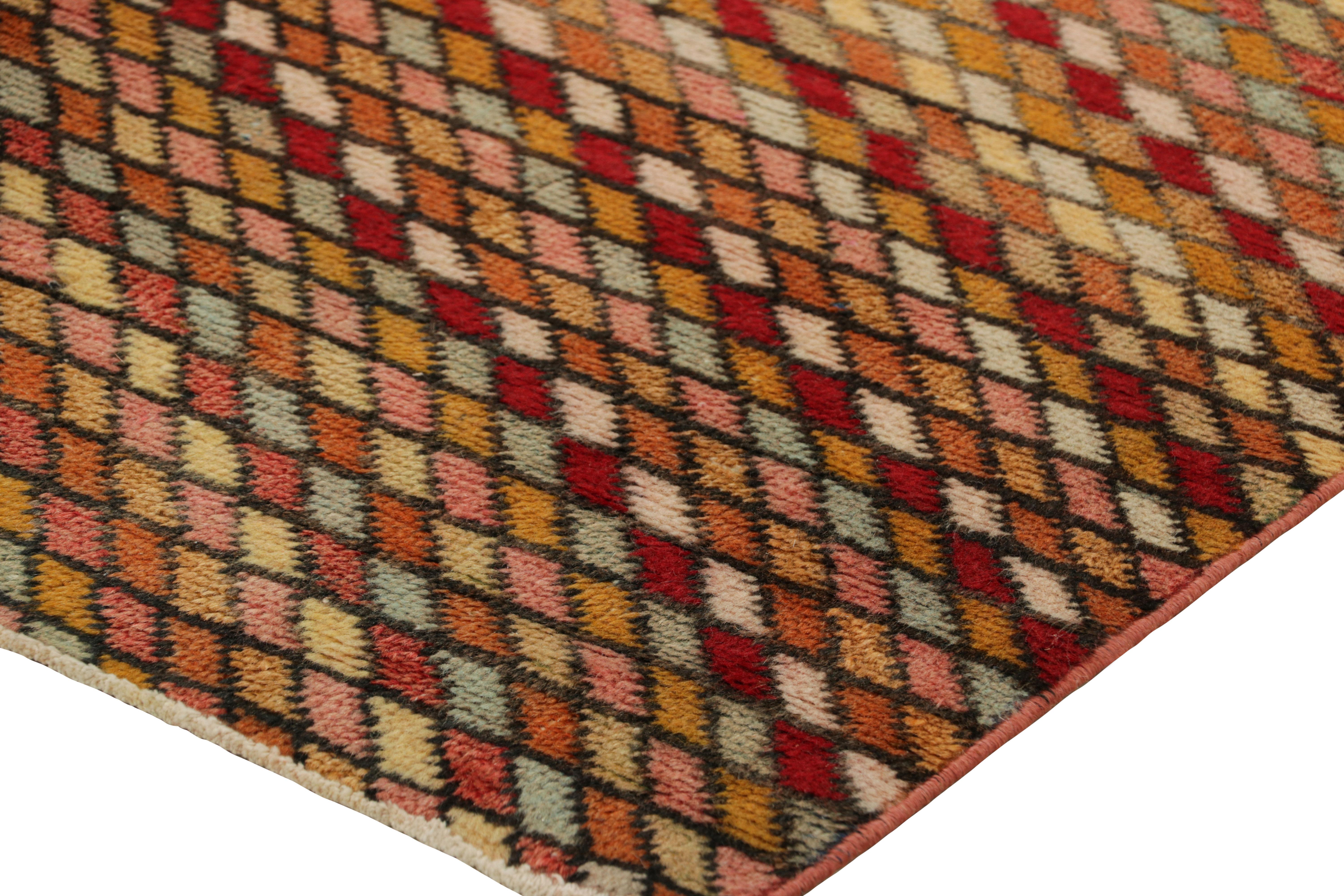 Vintage Zeki Müren Läufer Teppich mit bunten geometrischen Mustern  Rug & Kilim (Mitte des 20. Jahrhunderts) im Angebot