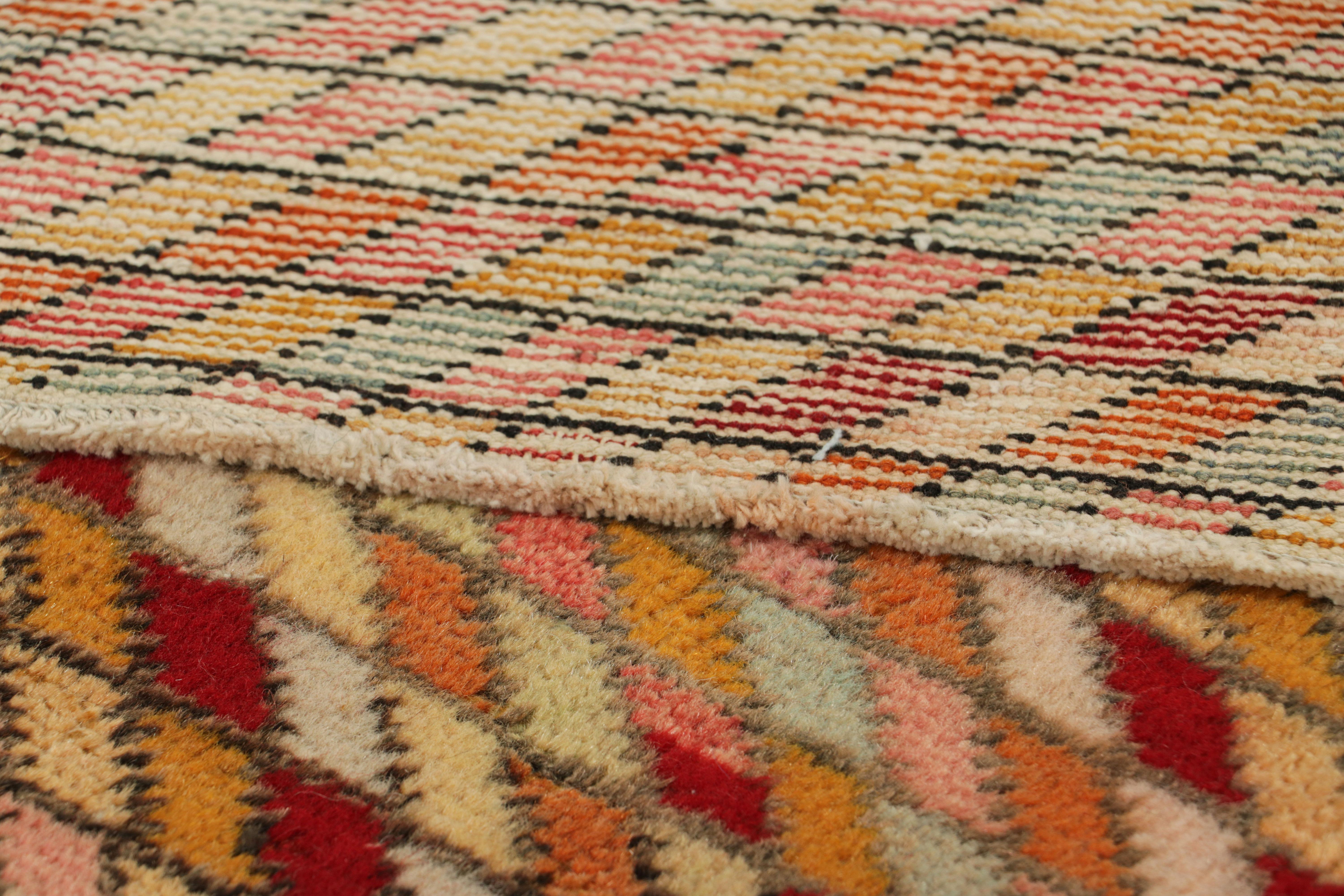 Vintage Zeki Müren Läufer Teppich mit bunten geometrischen Mustern  Rug & Kilim (Wolle) im Angebot