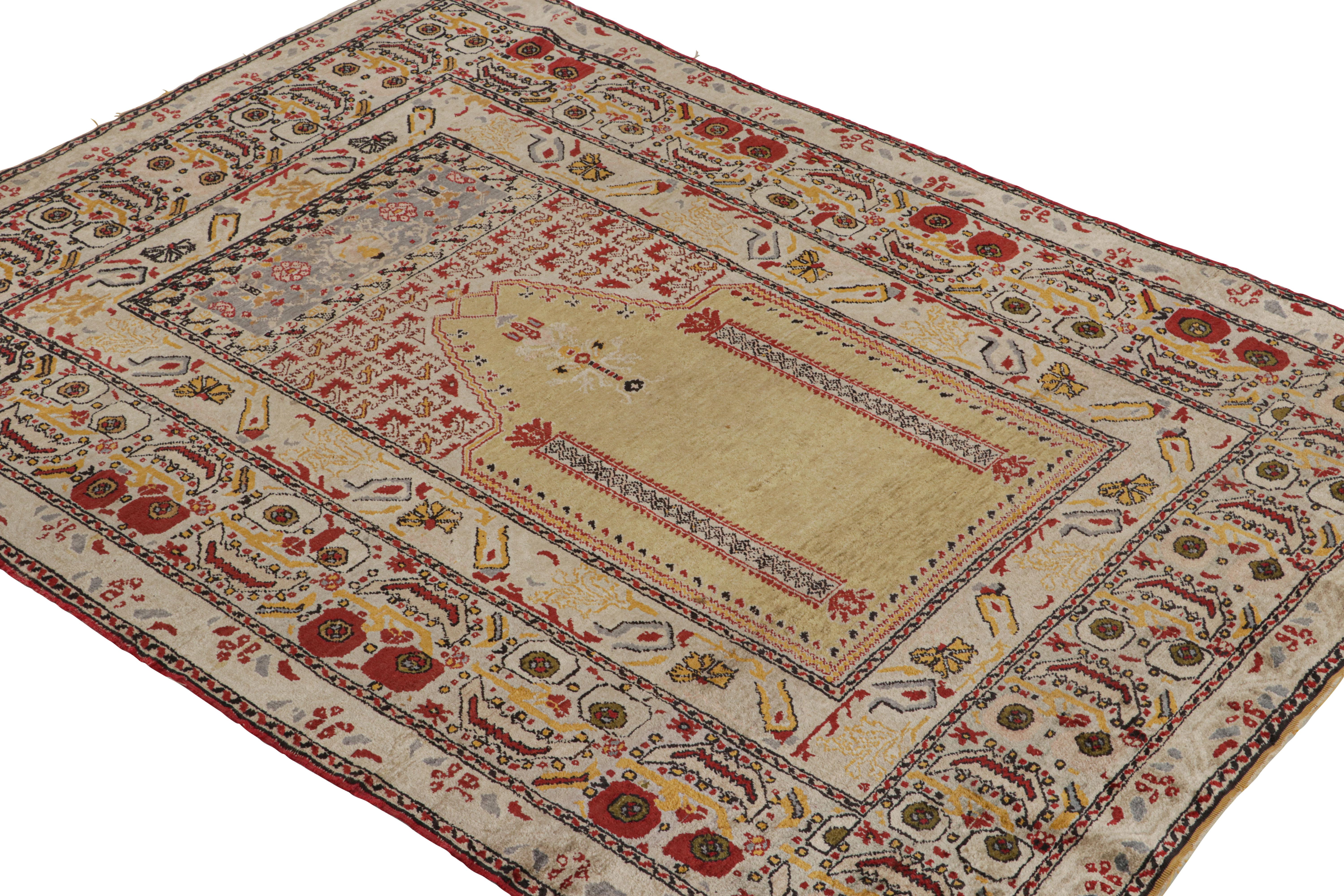 Noué à la main en soie, ce tapis Mihrab turc ancien de 4x5 en or est une pièce très spéciale, d'une construction et d'une qualité rares pour cette provenance.  

Sur le design : 

Les connaisseurs admireront cette pièce au design royal qui