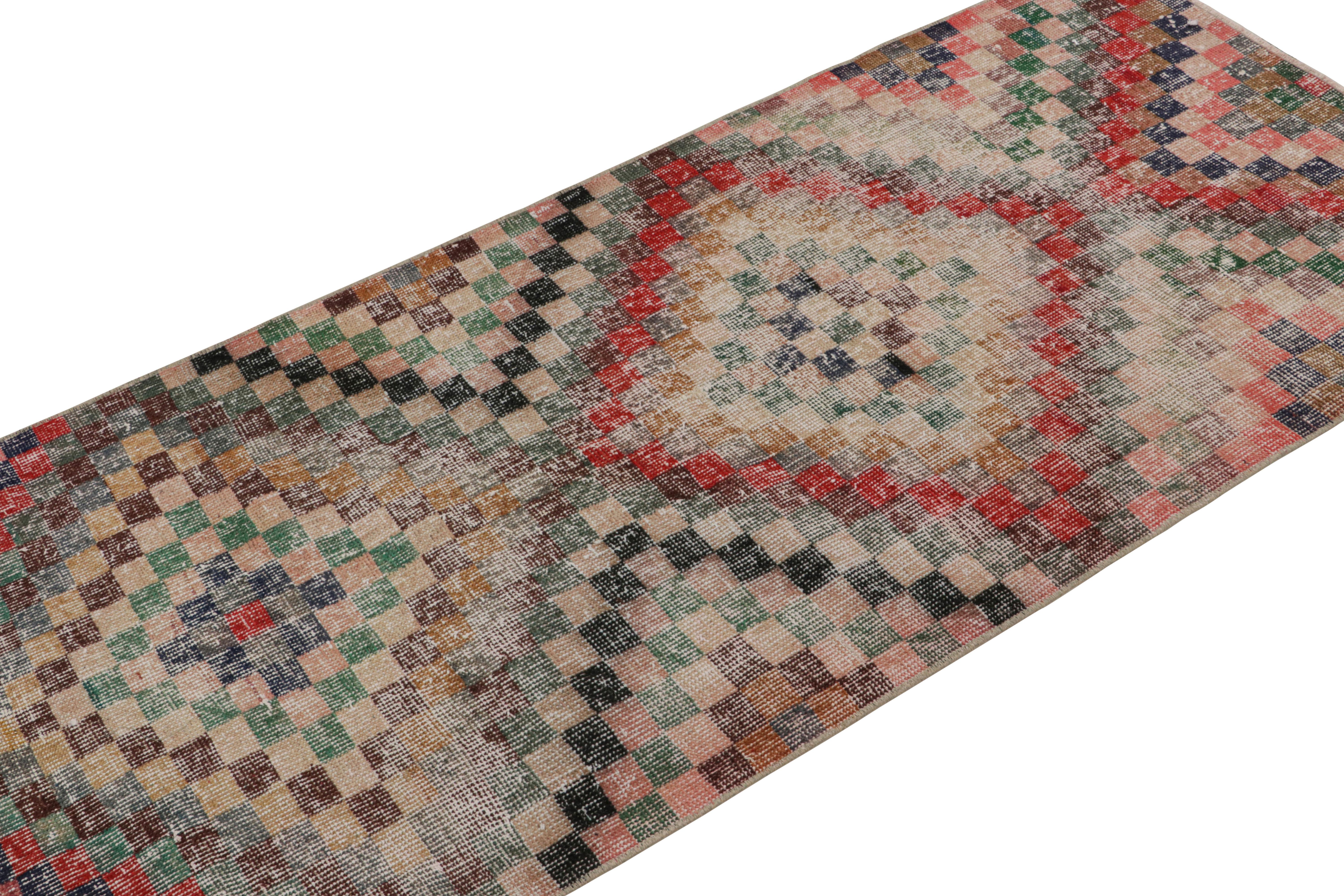 Anudada a mano en lana, esta alfombra vintage Art decó Zeki Múren de 3x6 procede de Turquía, circa 1960-1970, y es la última en unirse al repertorio de selecciones vintage de Rug & Kilim. 

Sobre el diseño:

Los entendidos admirarán este diseño