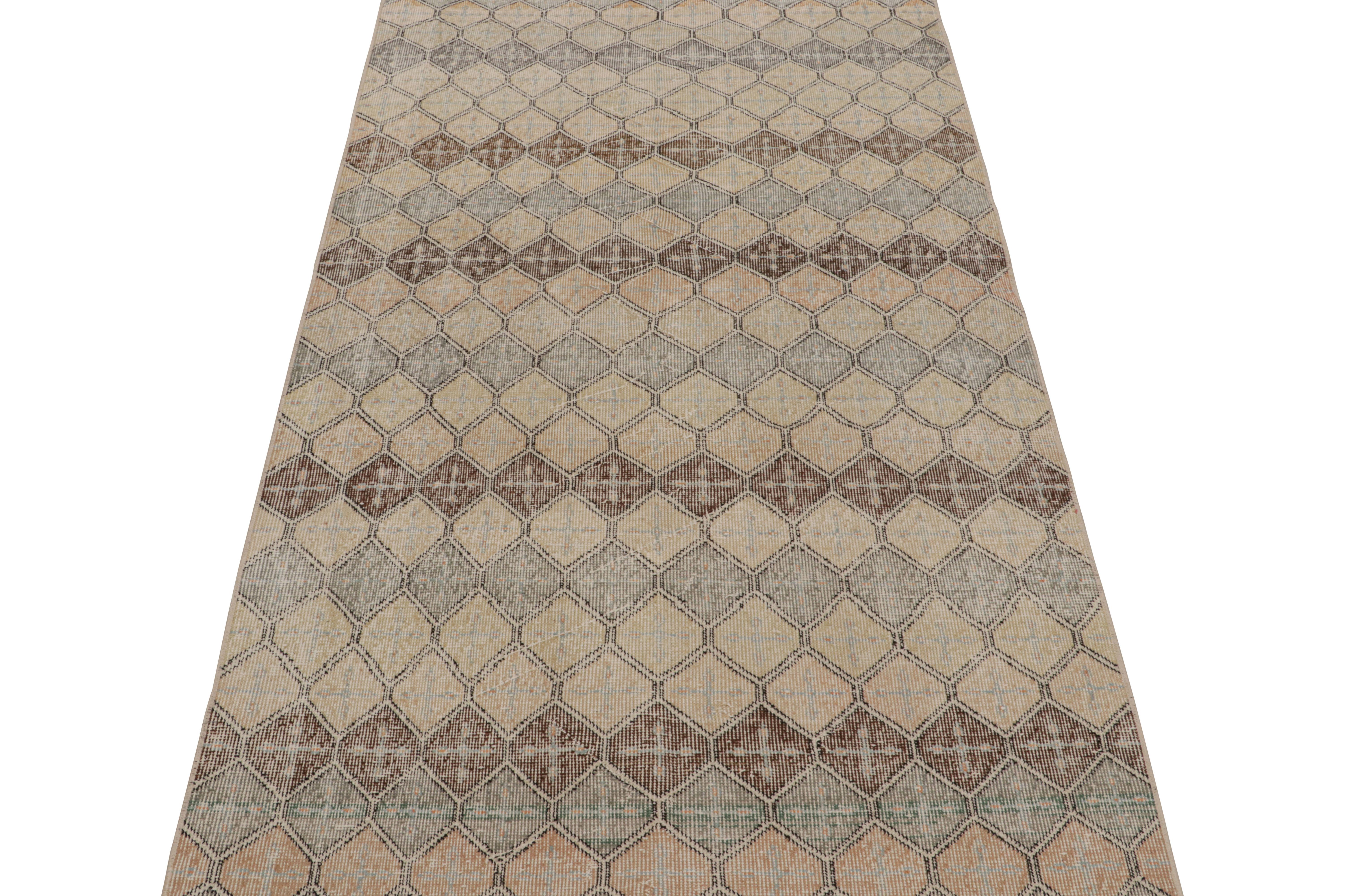 Vintage Zeki Müren Läufer, mit geometrischen Mustern, von Rug & Kilim (Türkisch) im Angebot