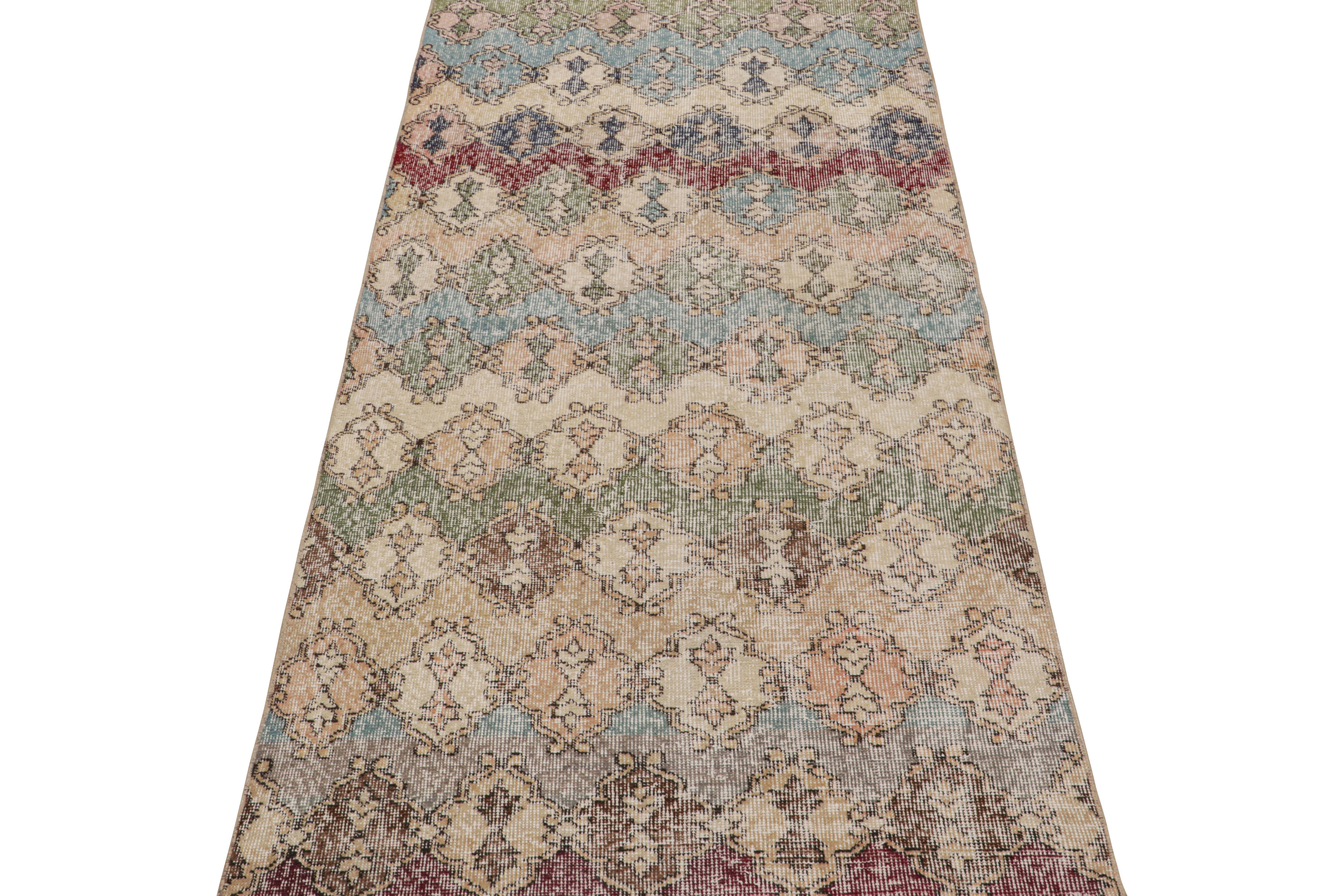 Vintage Zeki Müren Läufer Teppich mit geometrischen Mustern, von Rug & Kilim (Türkisch) im Angebot