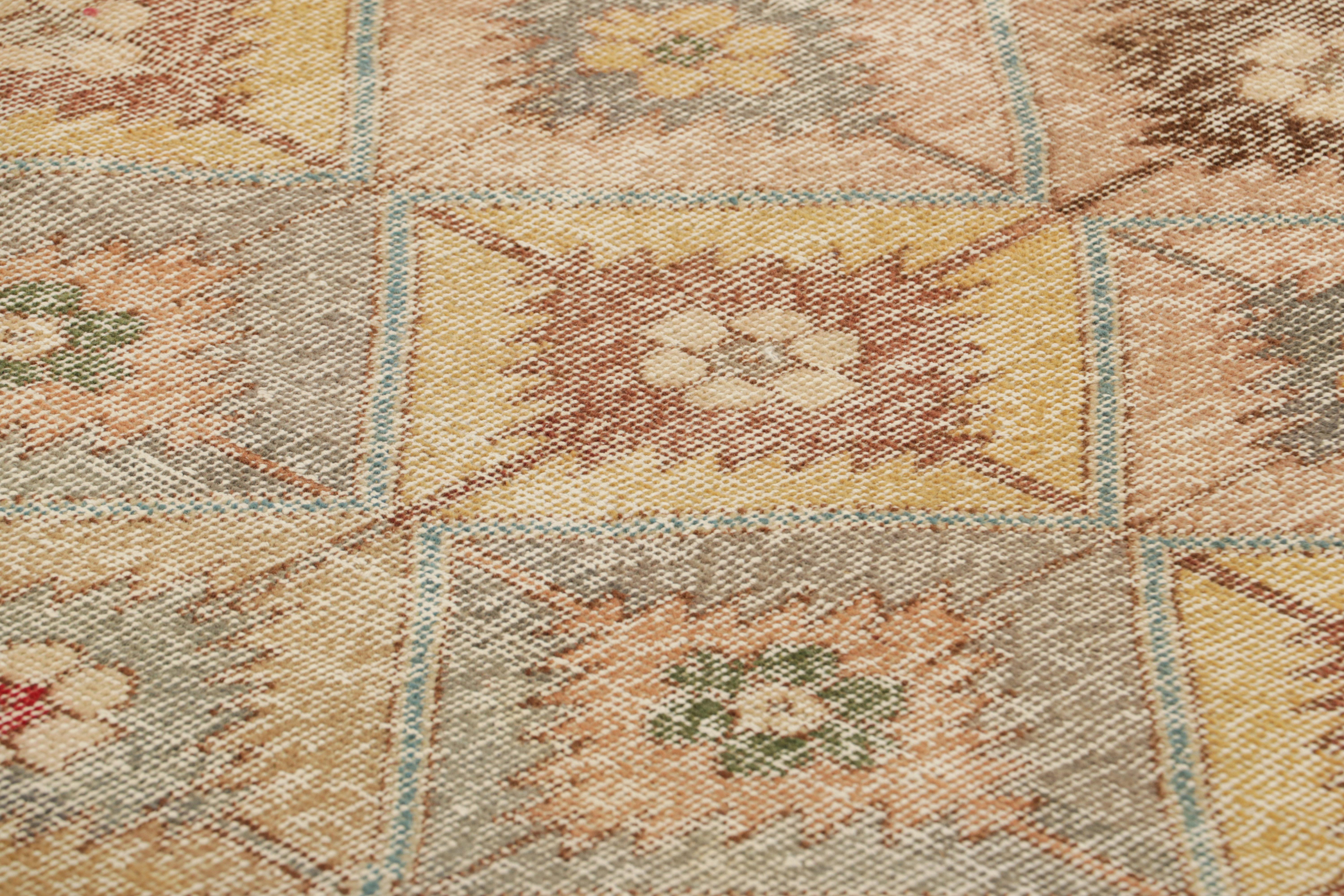 Dieser handgeknüpfte Wollteppich in der Türkei (ca. 1960-1970) ist ein aufregender Neuzugang in der Mid-Century Pasha Collection'S von Rug & Kilim - einer Reihe unserer Klassiker, die den Werken des türkischen multidisziplinären Künstlers Zeki Müren