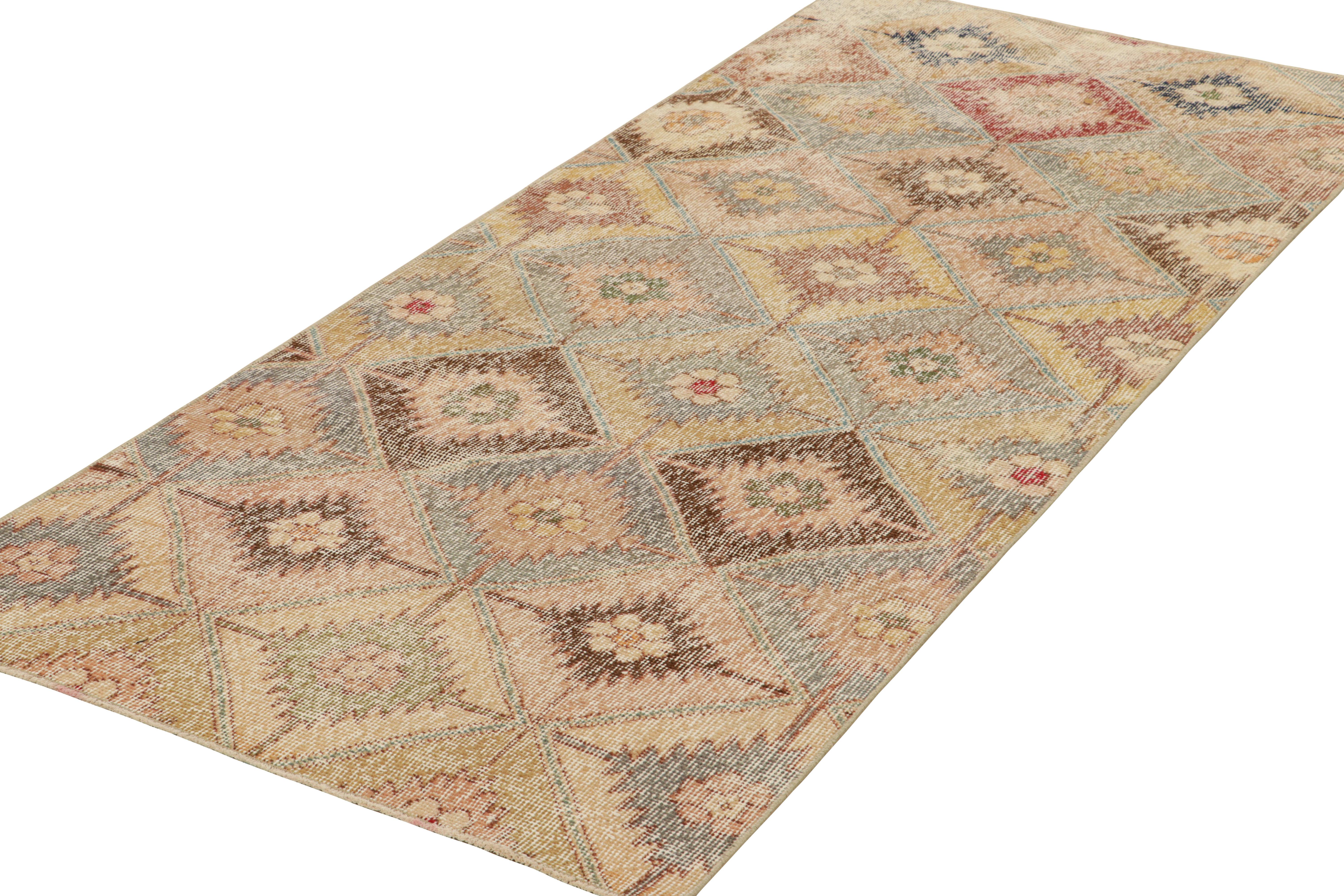 Vintage Zeki Müren Läufer mit mehrfarbigen floralen Medaillons  Rug & Kilim (Handgeknüpft) im Angebot
