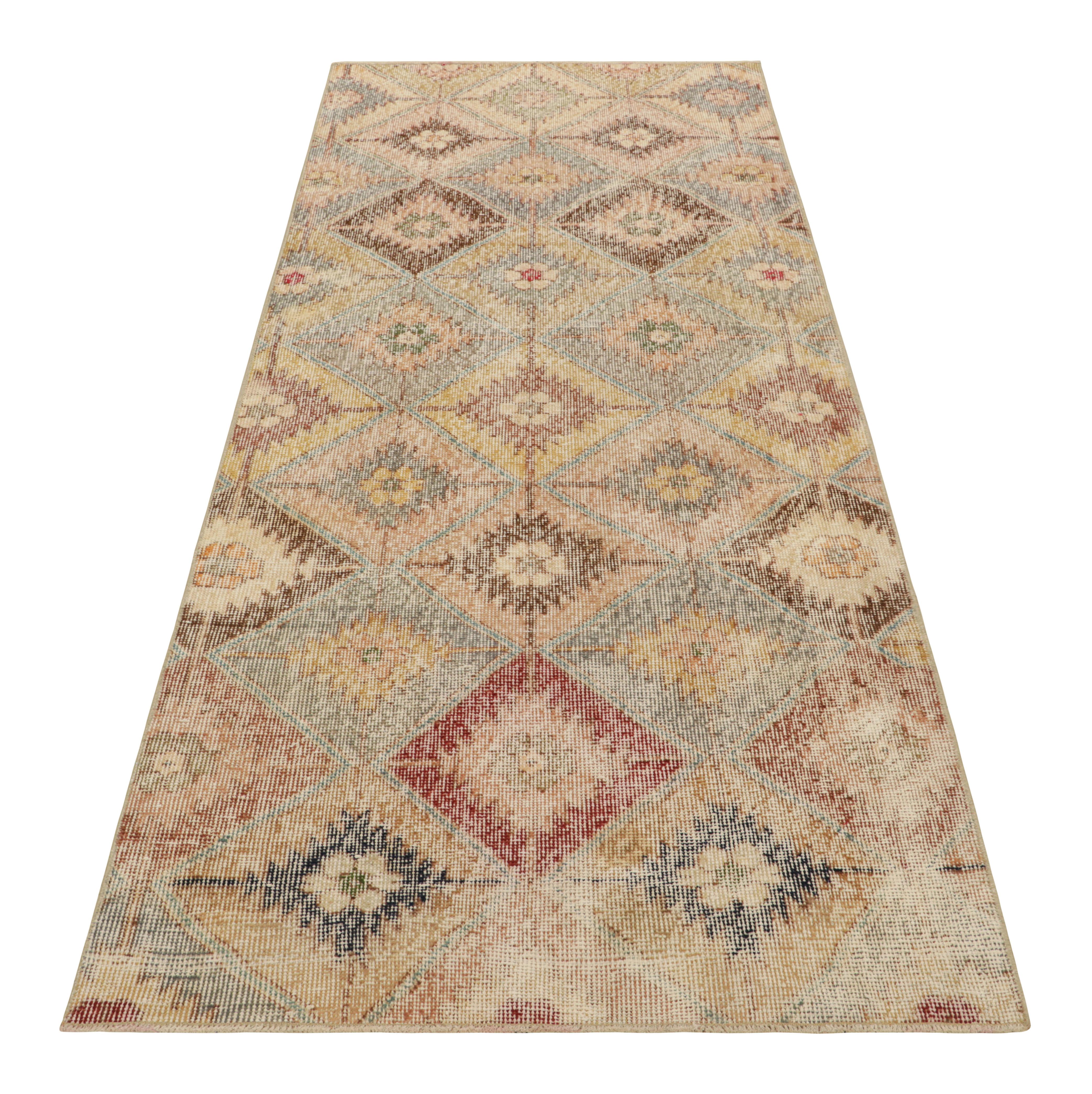 Vintage Zeki Müren Läufer mit mehrfarbigen floralen Medaillons  Rug & Kilim im Zustand „Gut“ im Angebot in Long Island City, NY