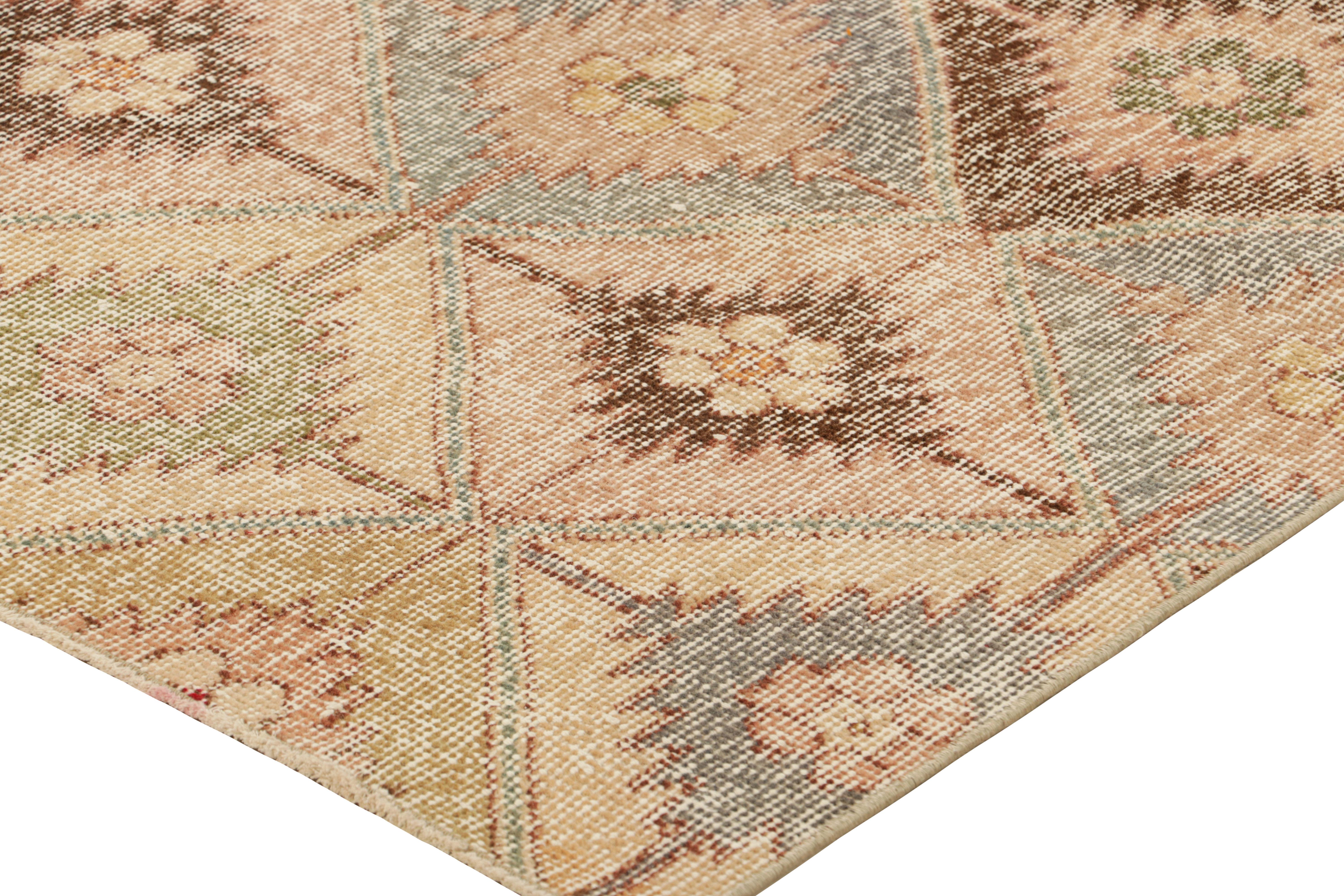 Vintage Zeki Müren Läufer mit mehrfarbigen floralen Medaillons  Rug & Kilim (Mitte des 20. Jahrhunderts) im Angebot