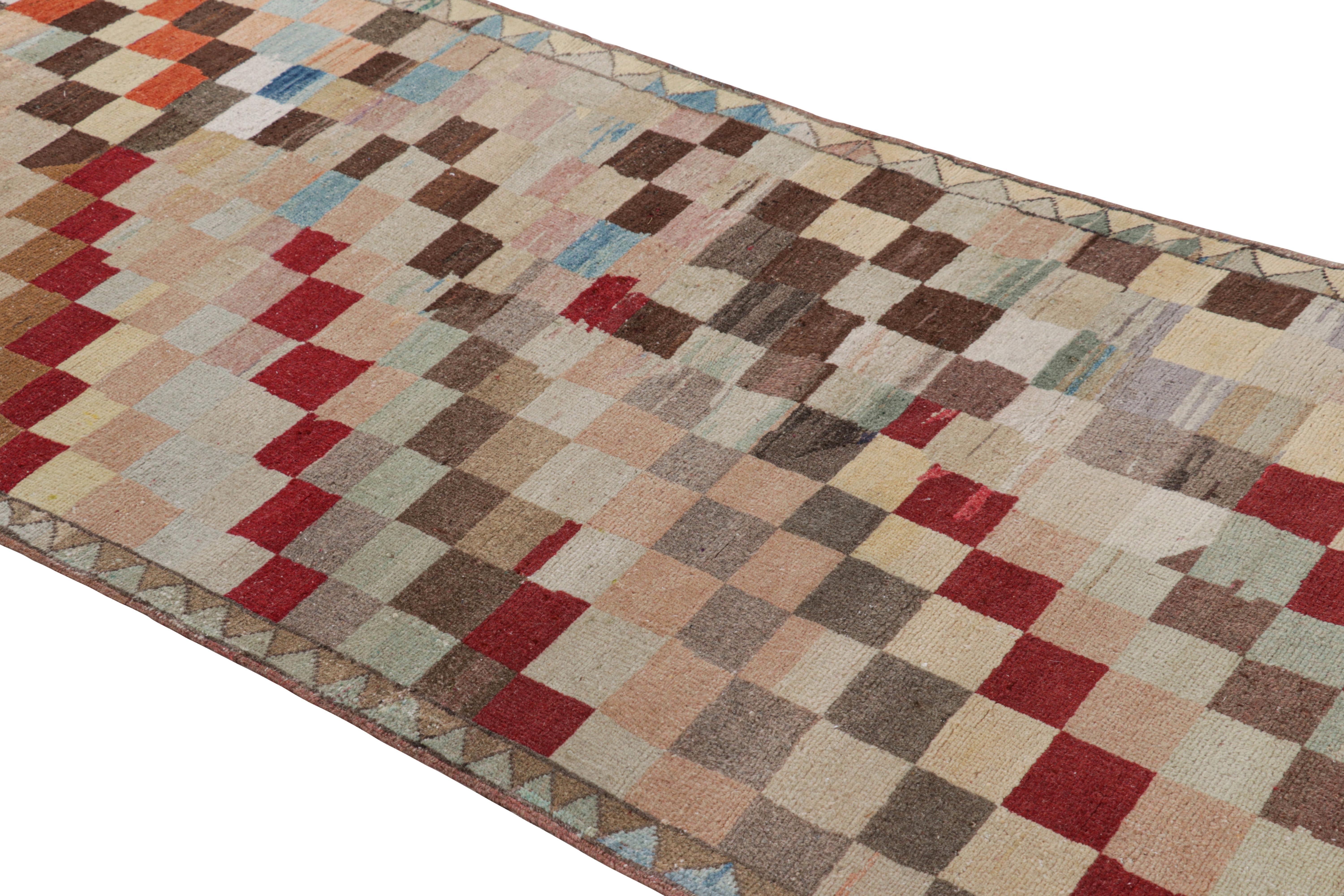 Dieser handgeknüpfte Wollteppich (ca. 1960-1970) im Format 3x11 ist ein aufregendes neues Stück in der Mid-Century Pasha Collection'S von Rug & Kilim - eine seltene Kuration, die vermutlich von dem türkischen Künstler und der Ikone Zeki Müren aus