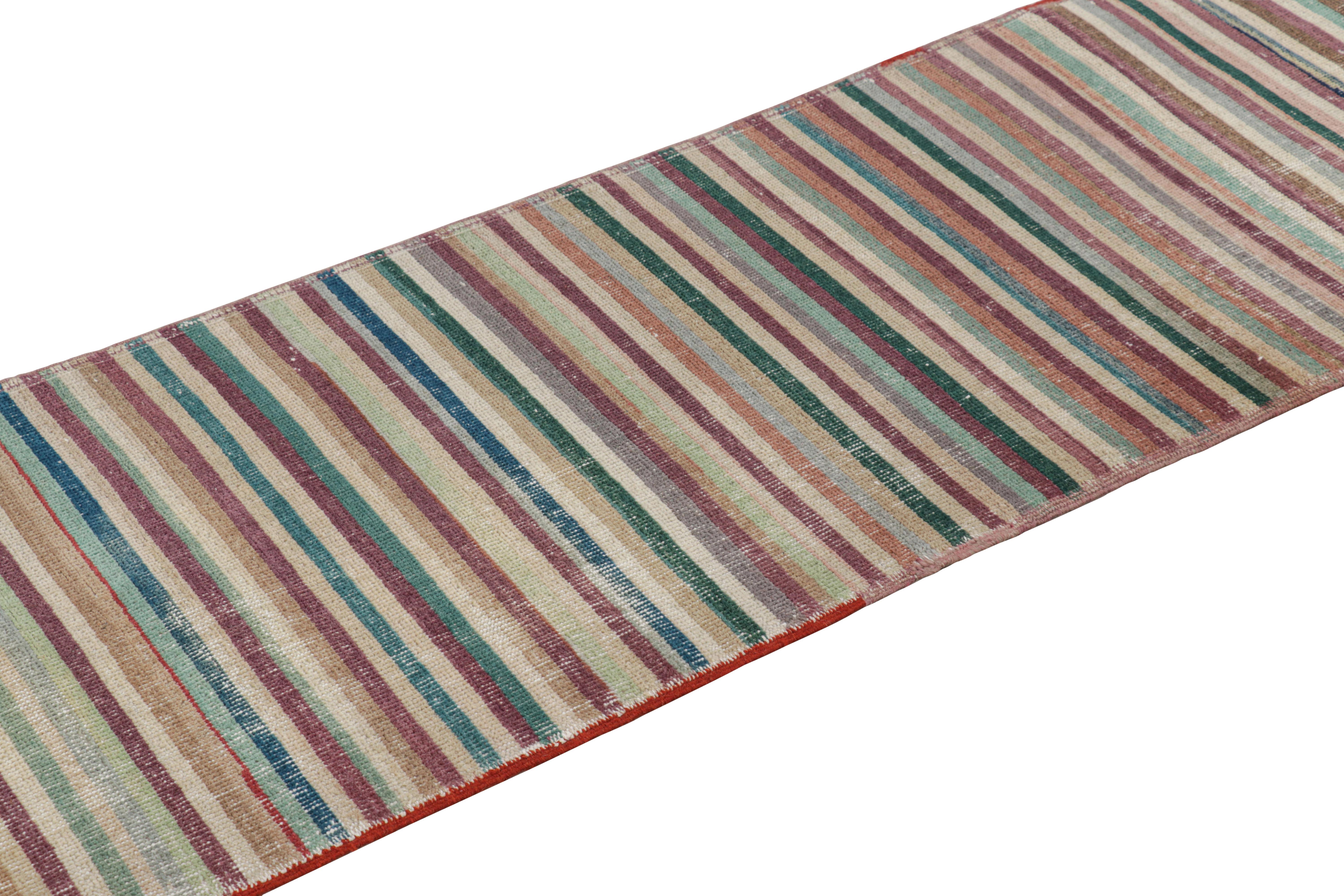 Dieser handgeknüpfte Wollteppich (ca. 1960-1970) ist ein aufregendes neues Stück in der Mid-Century Pasha Collection'S von Rug & Kilim - eine seltene Kuration, die vermutlich von dem türkischen Künstler und der Ikone Zeki Müren aus der Mitte des