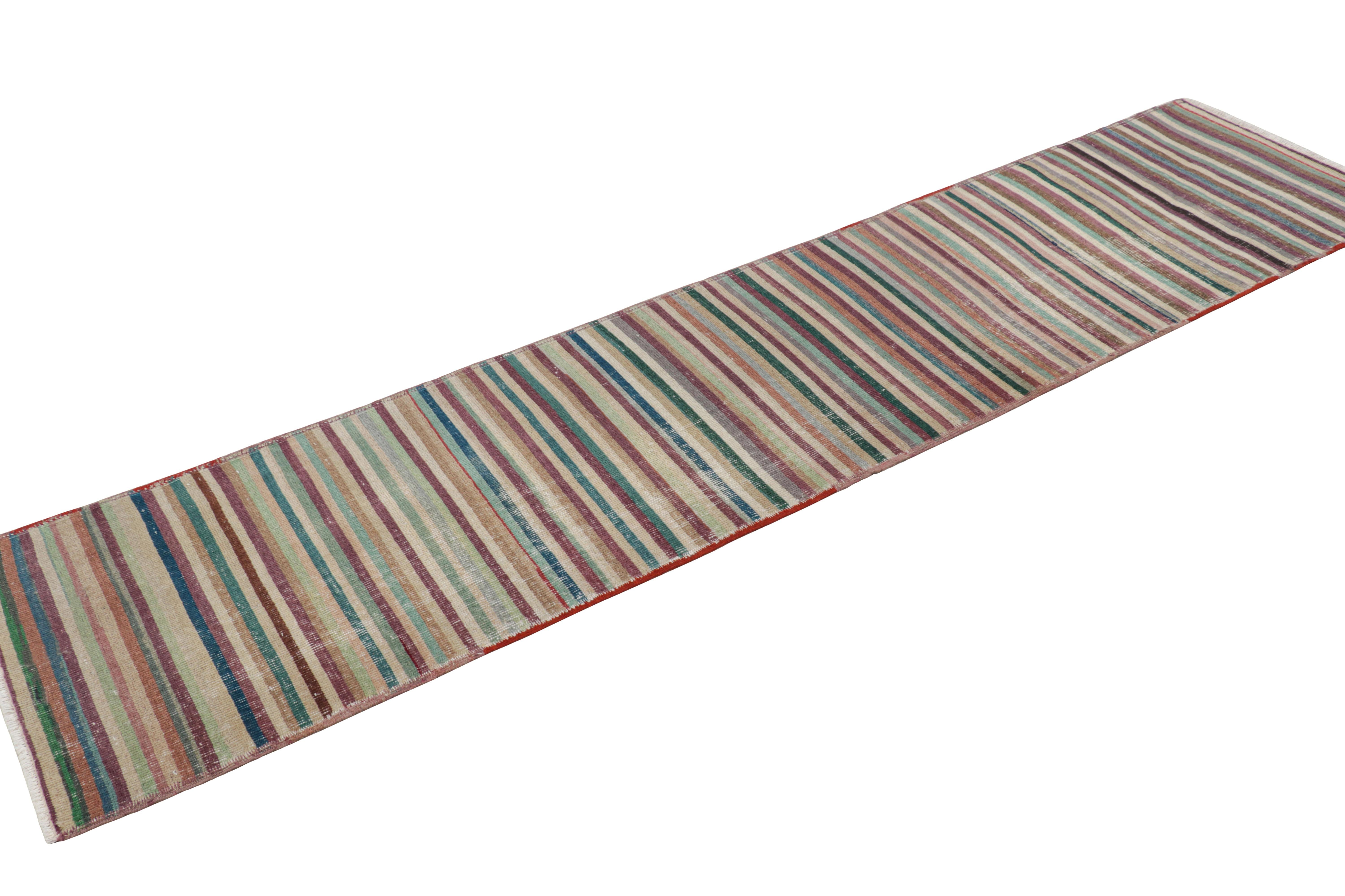 Vintage Zeki Müren Läufer mit polychromen Streifen, von Rug & Kilim im Zustand „Gut“ im Angebot in Long Island City, NY