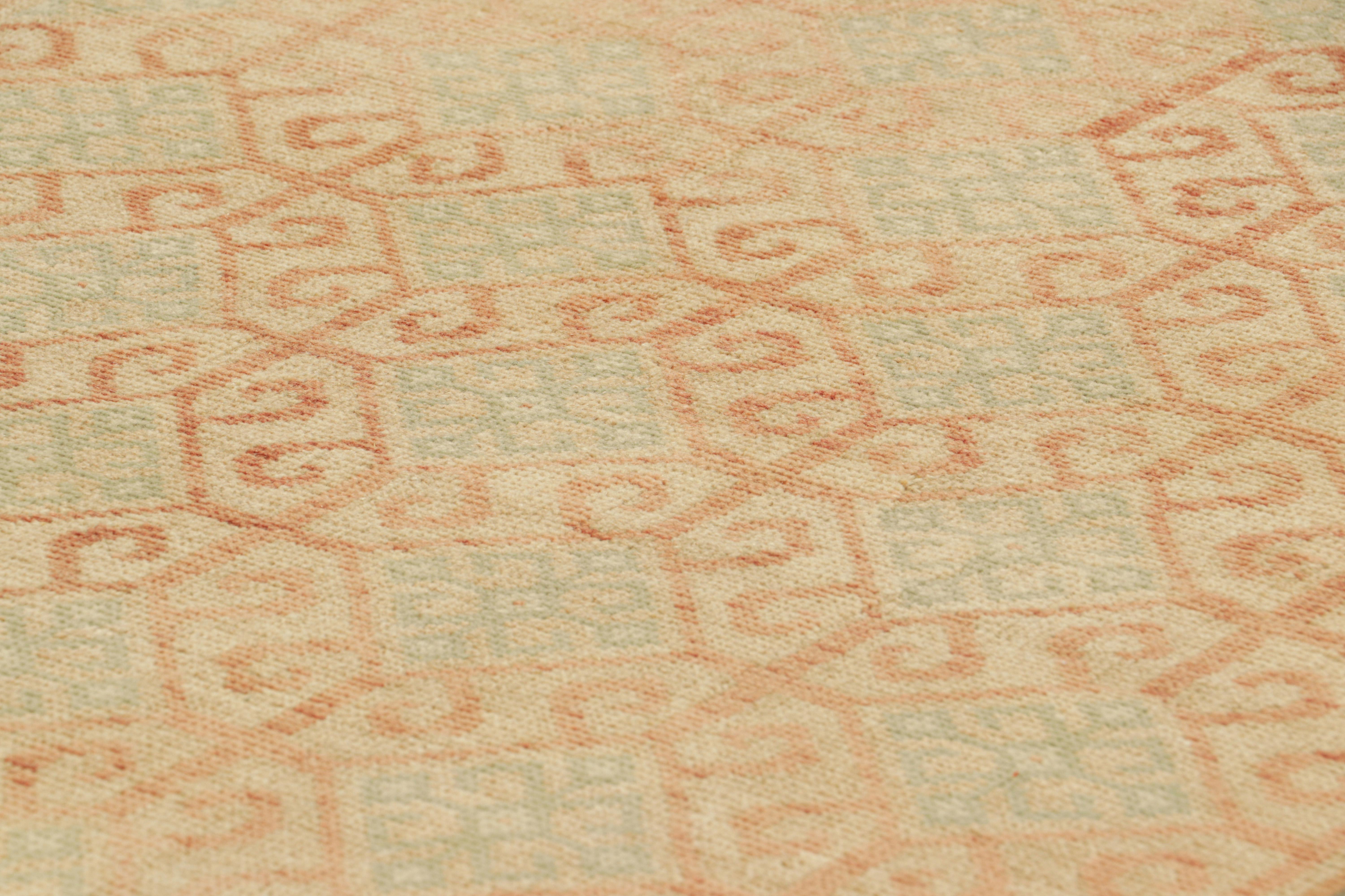 Dieser handgeknüpfte Wollteppich aus der Türkei (ca. 1960 - 1970) ist mit seinen 3x10 Läufern eine einzigartige Ergänzung der Rug & Kilim Collection'S. Er besticht durch seine breite Palette an Pastellfarben und geometrischen Rautenmustern auf dem