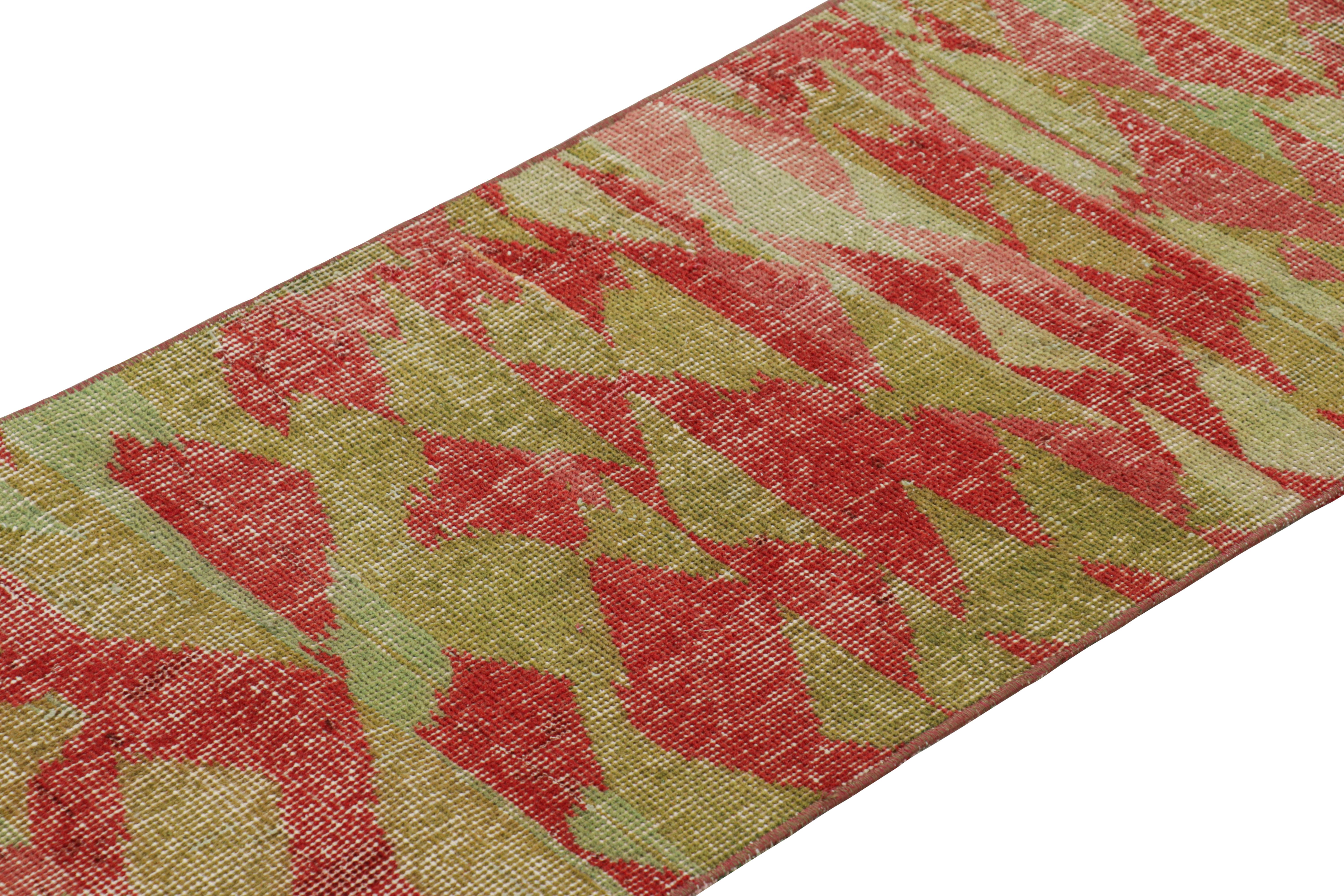 Dieser handgeknüpfte Wollteppich aus der Türkei (ca. 1960 - 1970) ist eine einzigartige Ergänzung der Rug & Kilim Collection'S. Er besticht durch seine breite Palette an Farben und geometrischen Mustern auf dem Feld.

Über das Design: 

Bewunderer