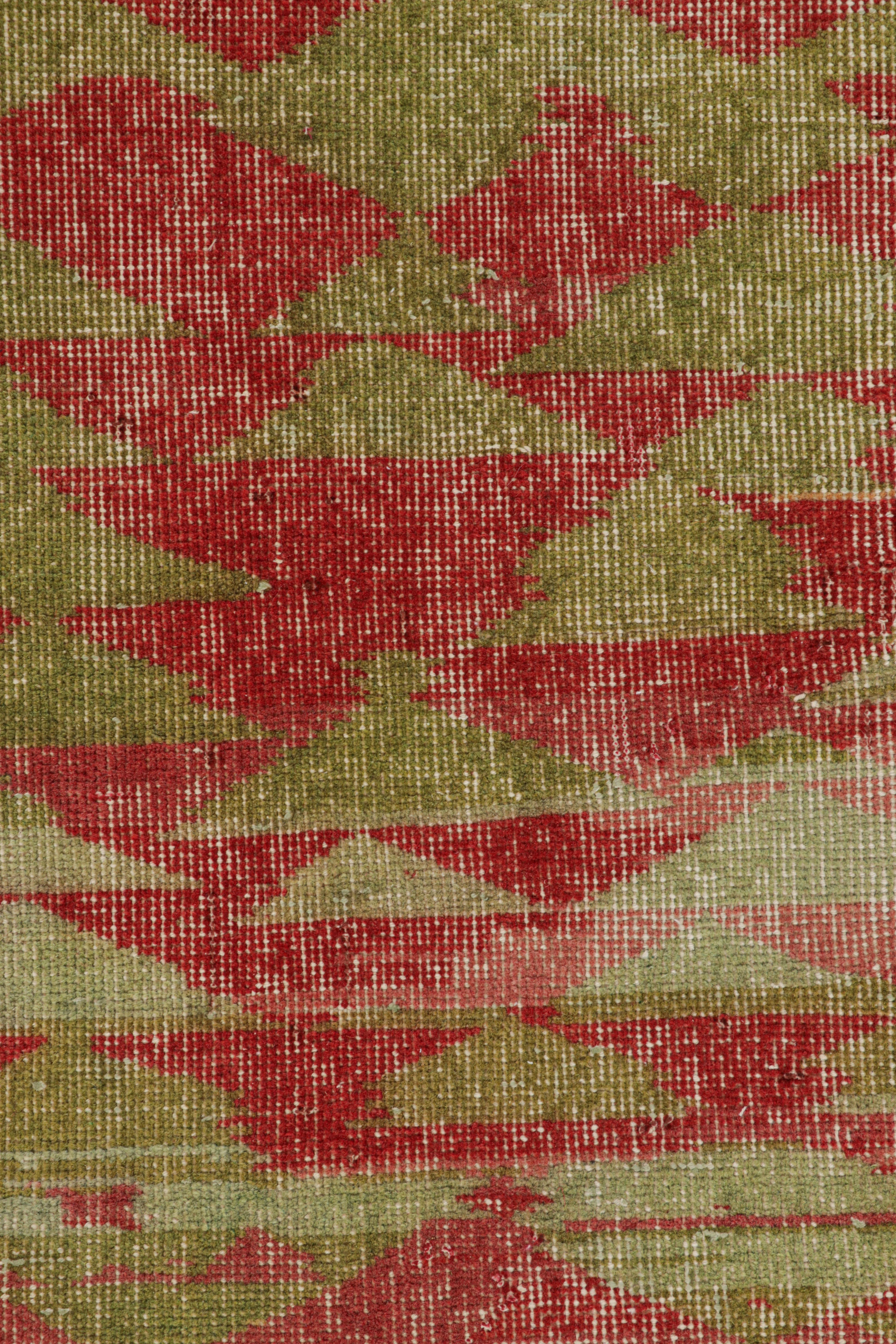 Vintage Zeki Múren Läufer mit grünem und rotem geometrischem Muster von Rug & Kilim (Türkisch) im Angebot