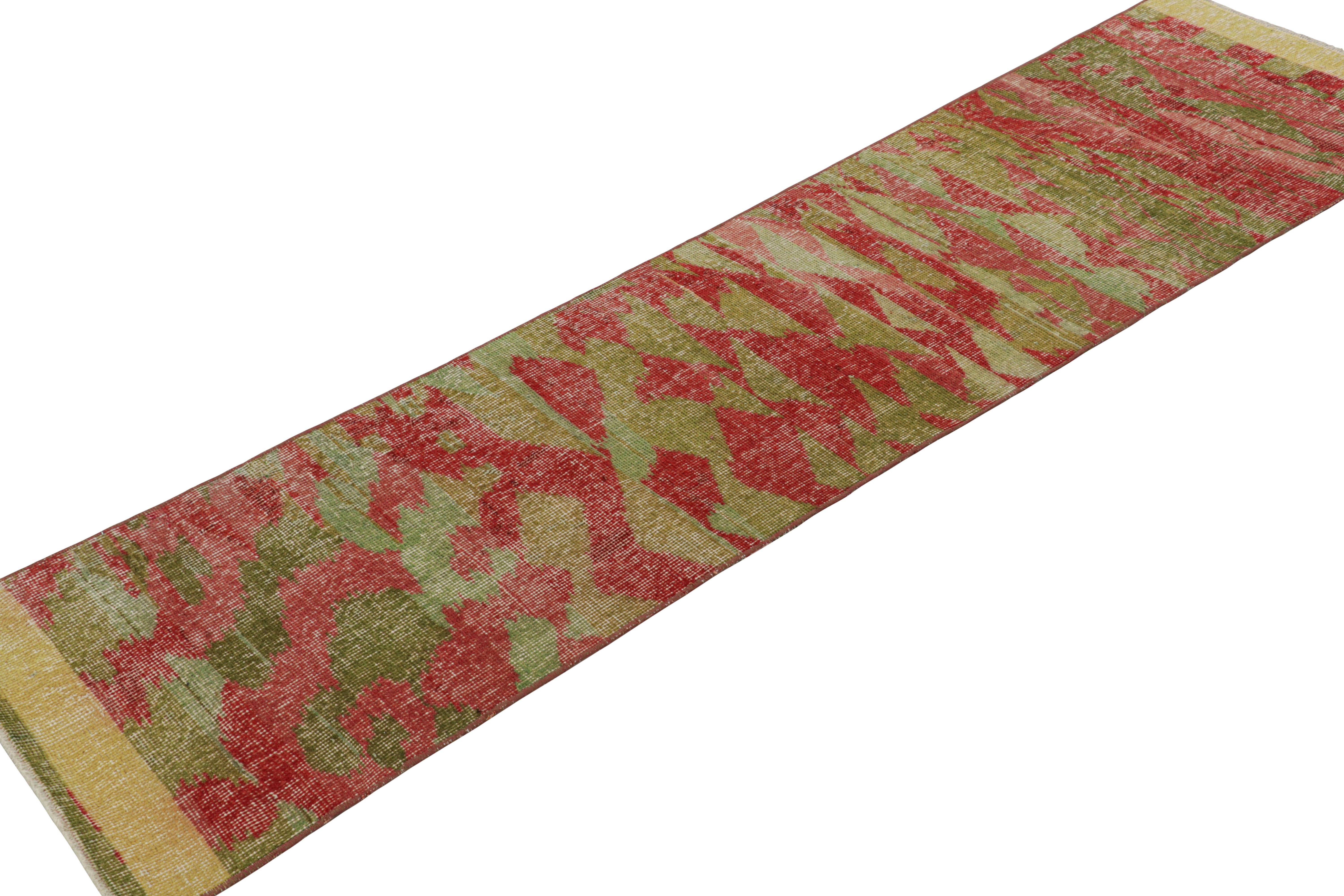 Vintage Zeki Múren Läufer mit grünem und rotem geometrischem Muster von Rug & Kilim (Handgeknüpft) im Angebot