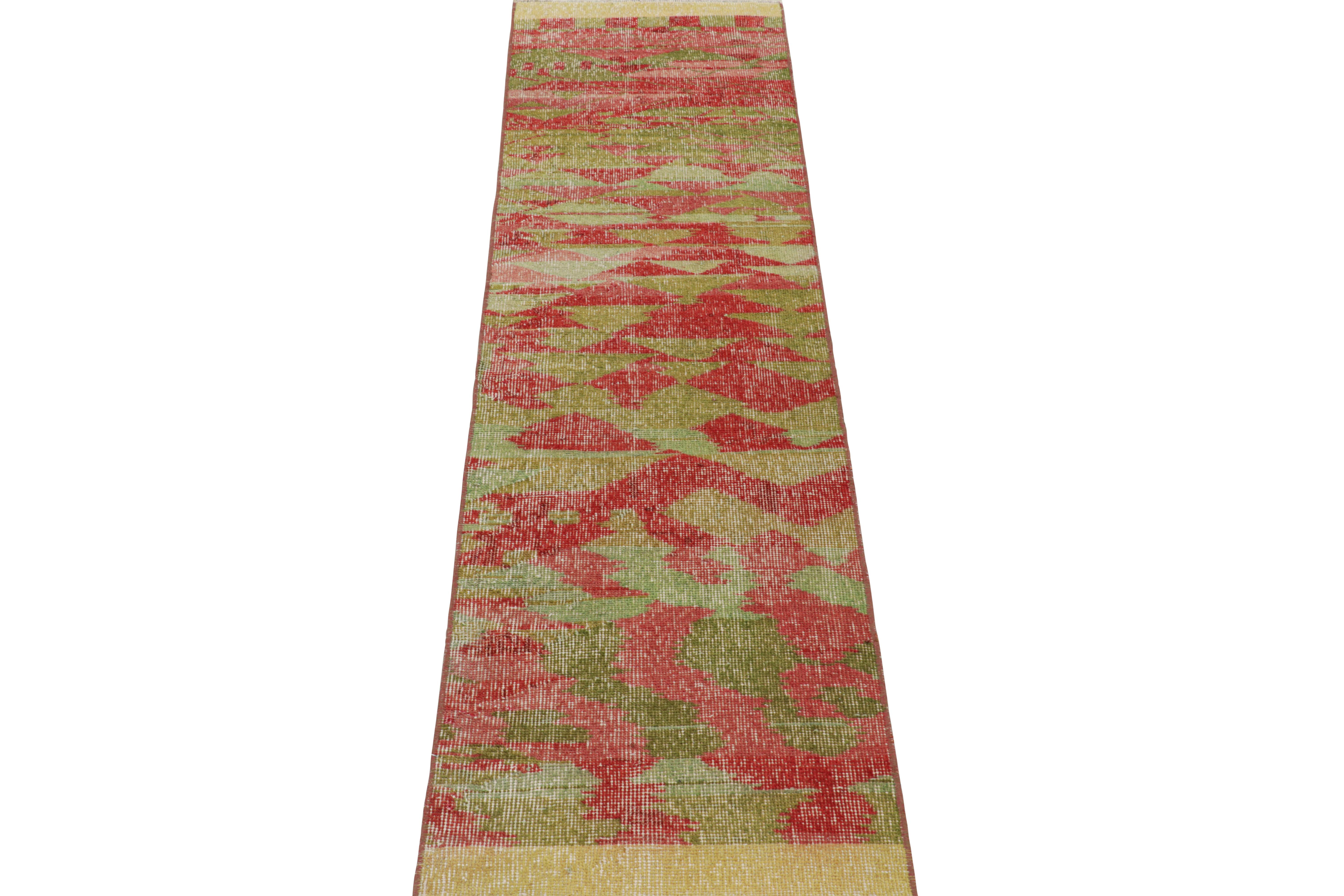 Vintage Zeki Múren Läufer mit grünem und rotem geometrischem Muster von Rug & Kilim im Zustand „Gut“ im Angebot in Long Island City, NY