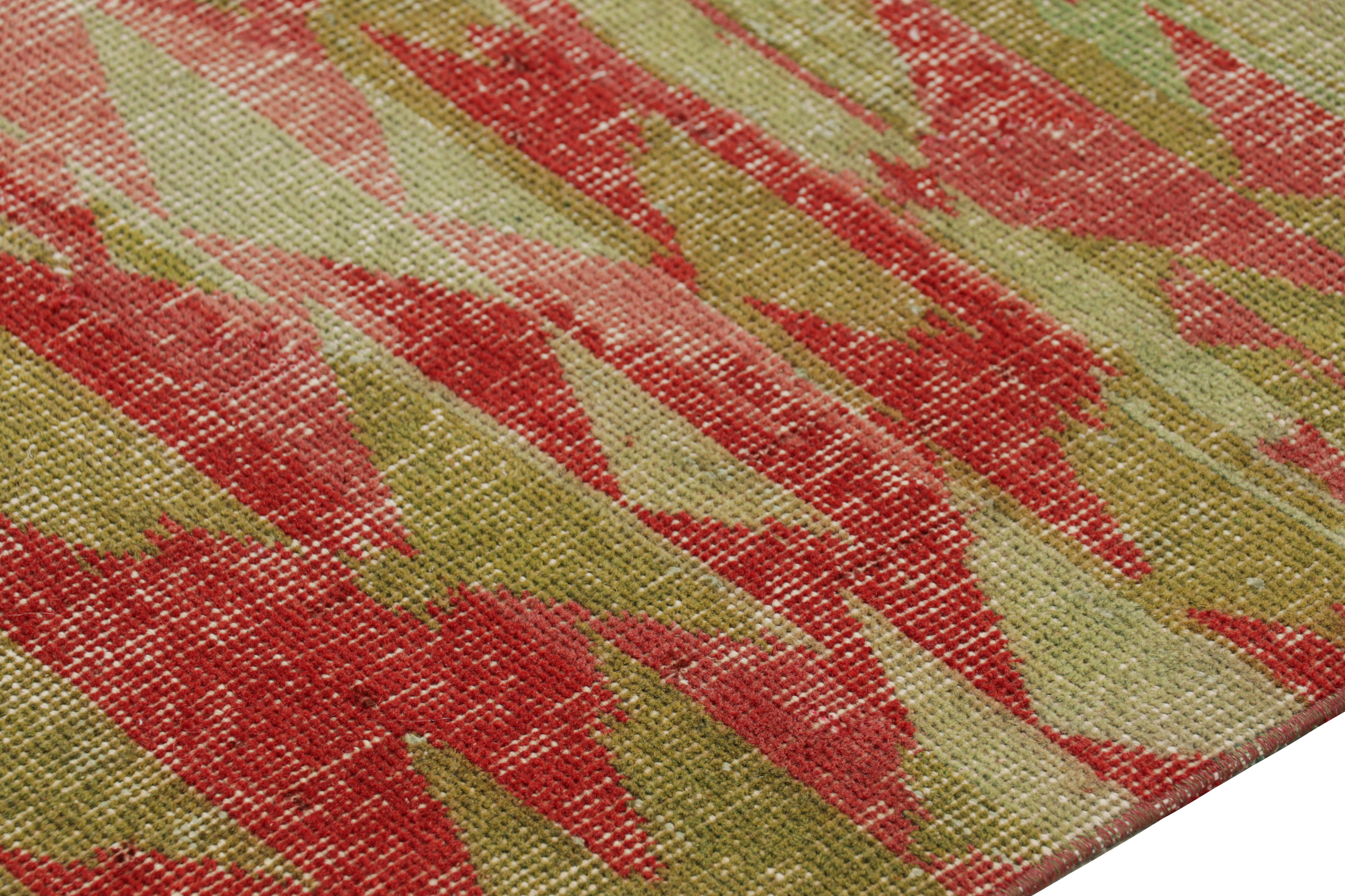 Vintage Zeki Múren Läufer mit grünem und rotem geometrischem Muster von Rug & Kilim (Mitte des 20. Jahrhunderts) im Angebot
