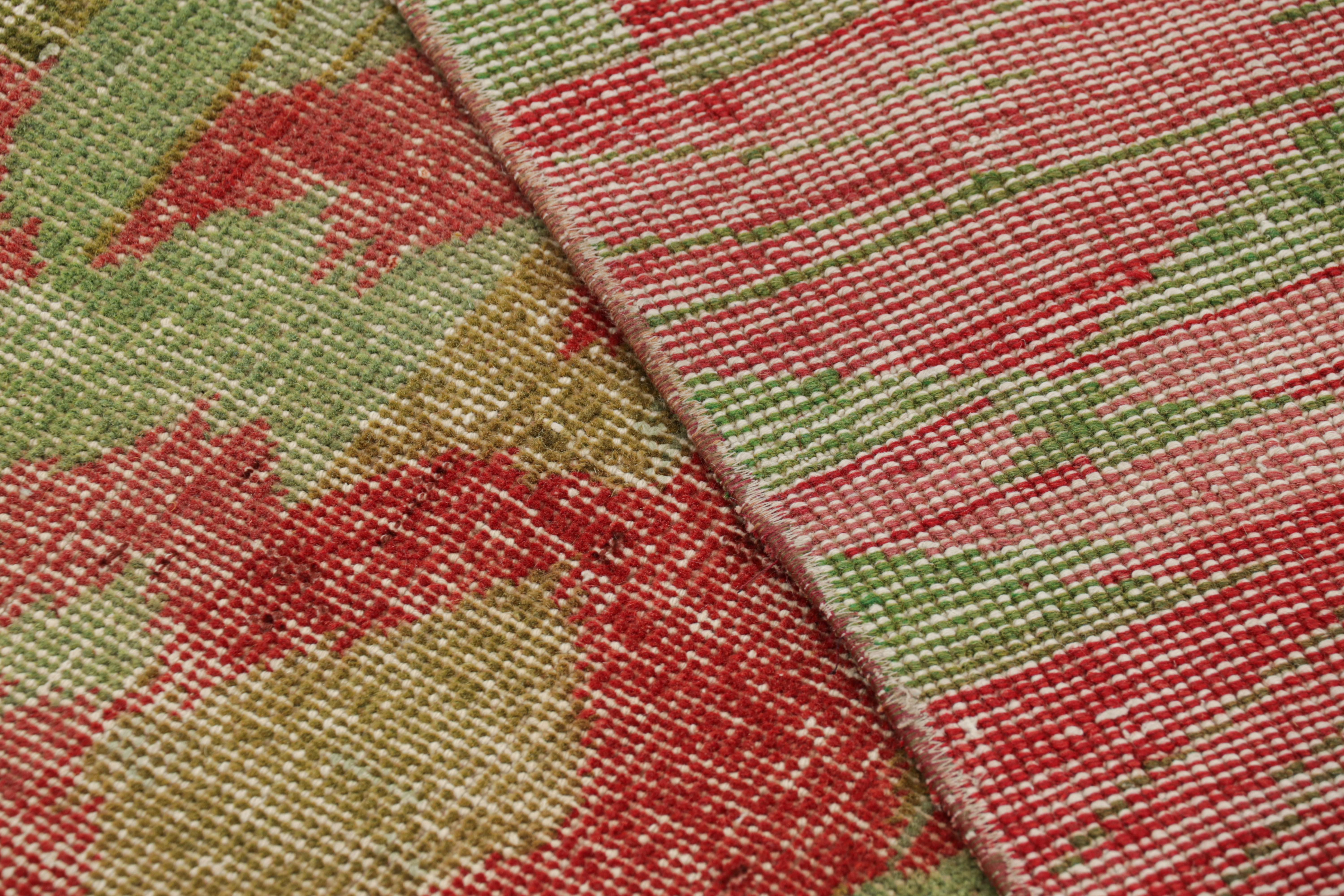 Vintage Zeki Múren Läufer mit grünem und rotem geometrischem Muster von Rug & Kilim (Wolle) im Angebot