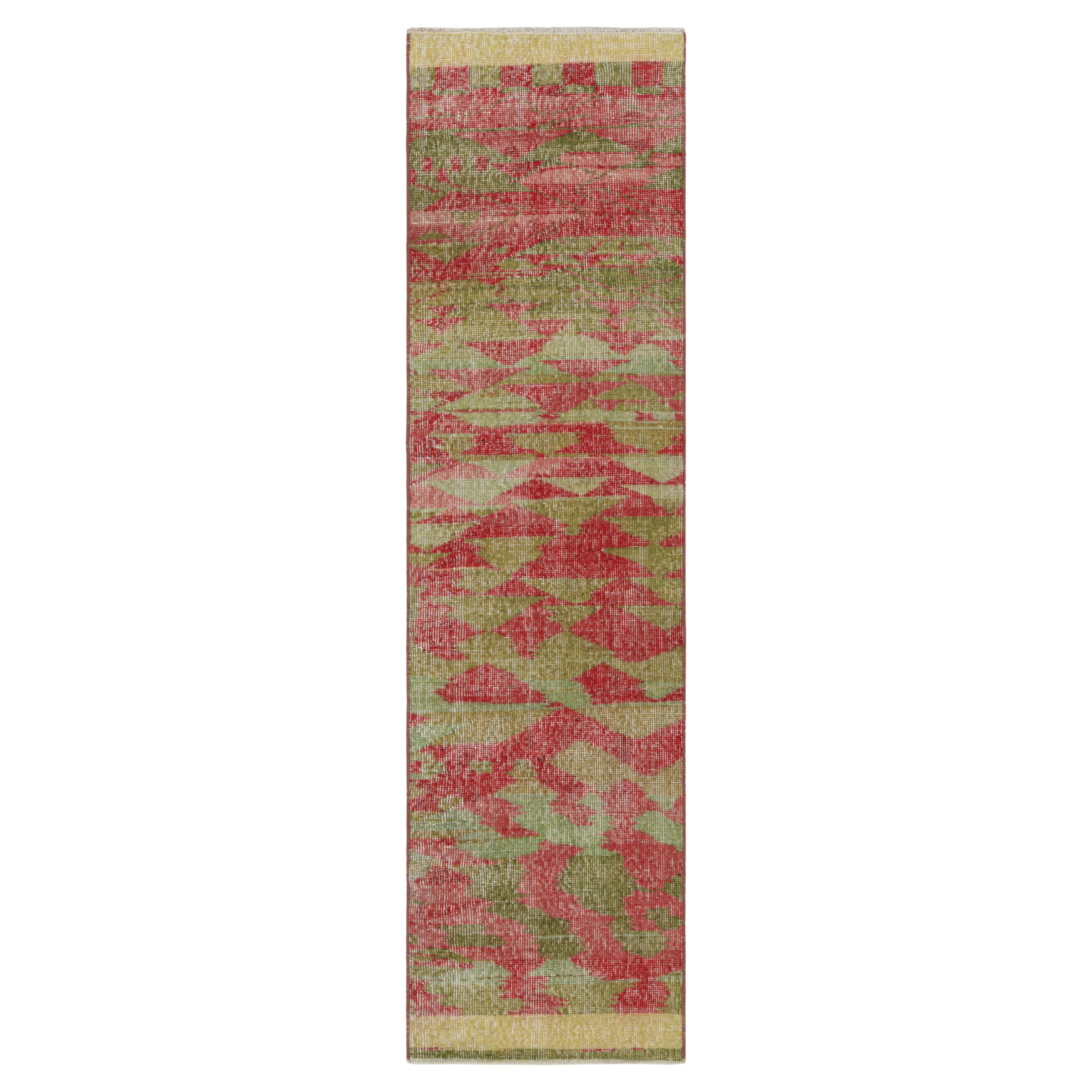 Vintage Zeki Múren Läufer mit grünem und rotem geometrischem Muster von Rug & Kilim