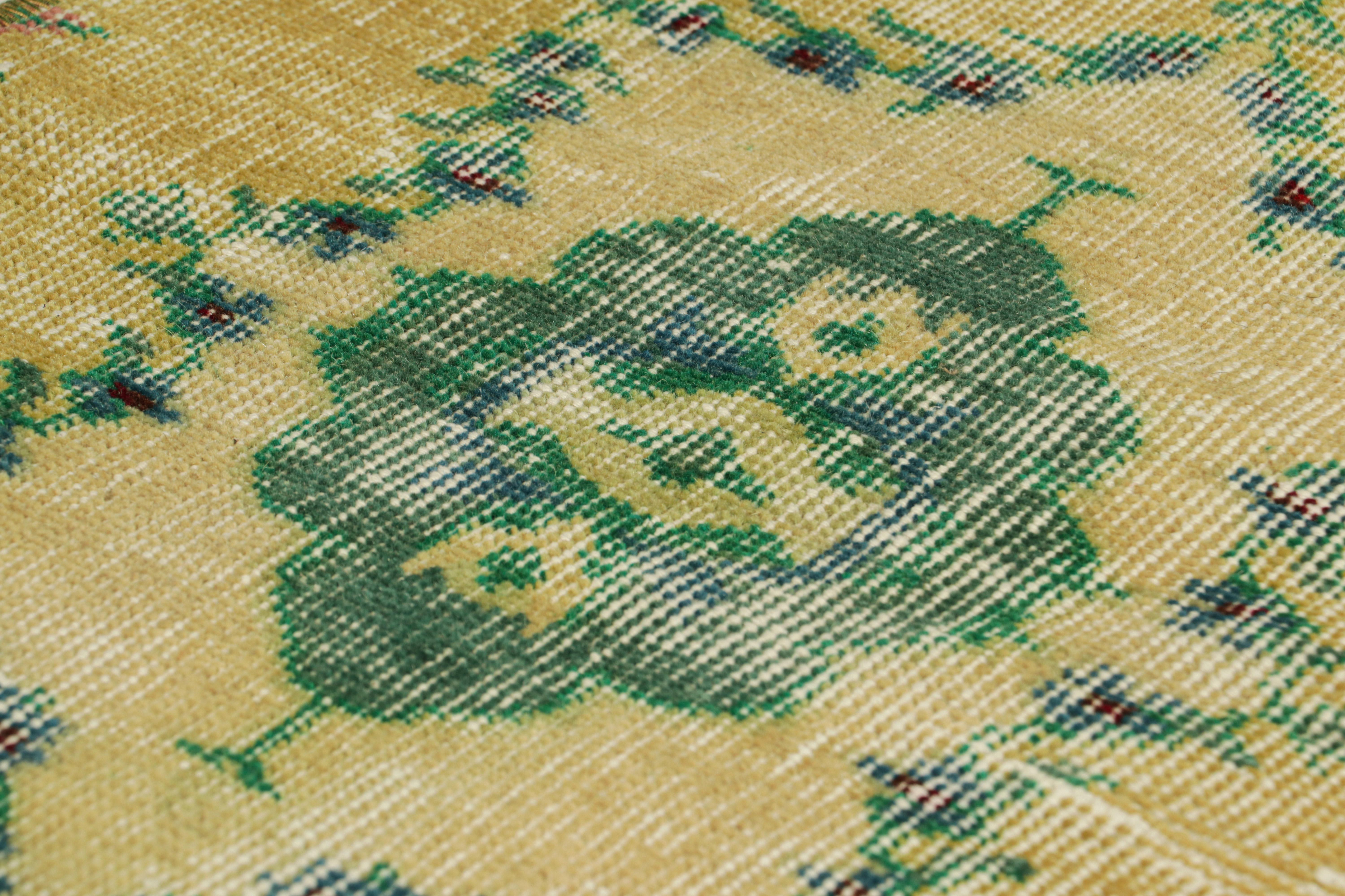 Dieser aus Wolle handgeknüpfte 1x5-Läufer von Zeki Müren aus der Türkei (ca. 1960-1970) ist eine einzigartige Ergänzung der Rug & Kilim Collection'S. Er zeichnet sich durch eine breite Palette von Farben und floralen Mustern auf dem Feld aus.

Über