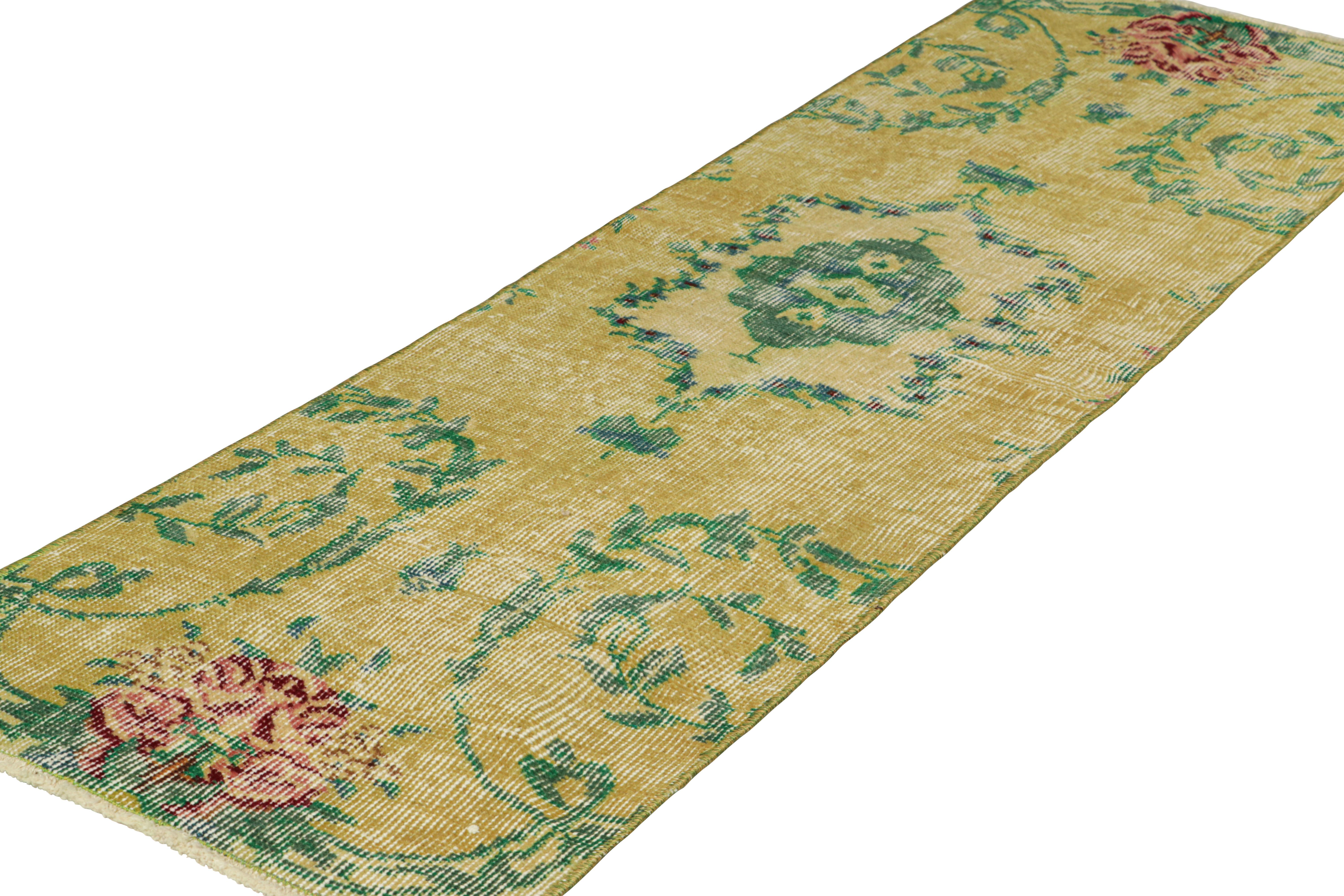 Vintage Zeki Múren Läufer, mit Medaillon und Blumenmustern, von Rug & Kilim (Handgeknüpft) im Angebot