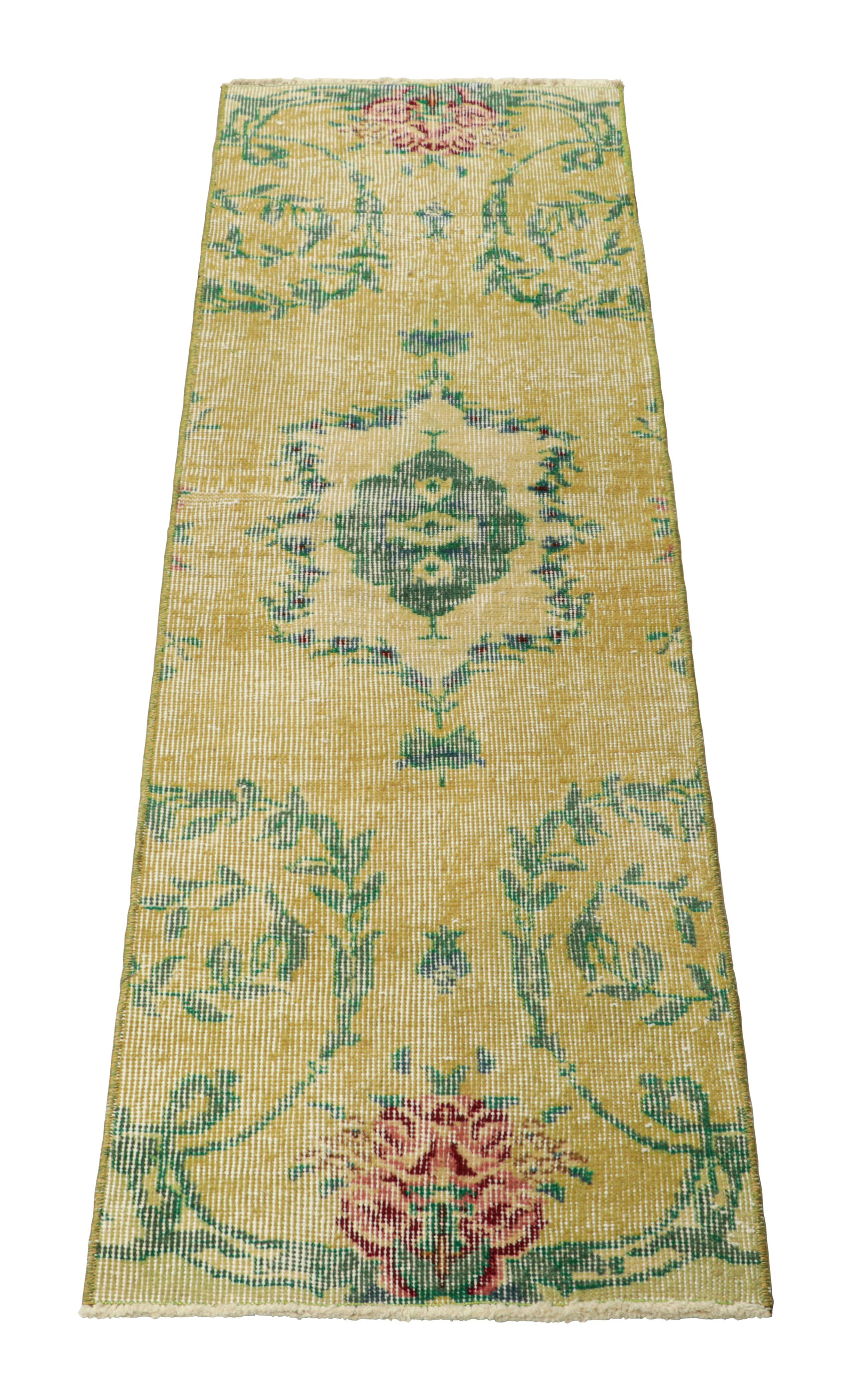 Vintage Zeki Múren Läufer, mit Medaillon und Blumenmustern, von Rug & Kilim im Zustand „Gut“ im Angebot in Long Island City, NY