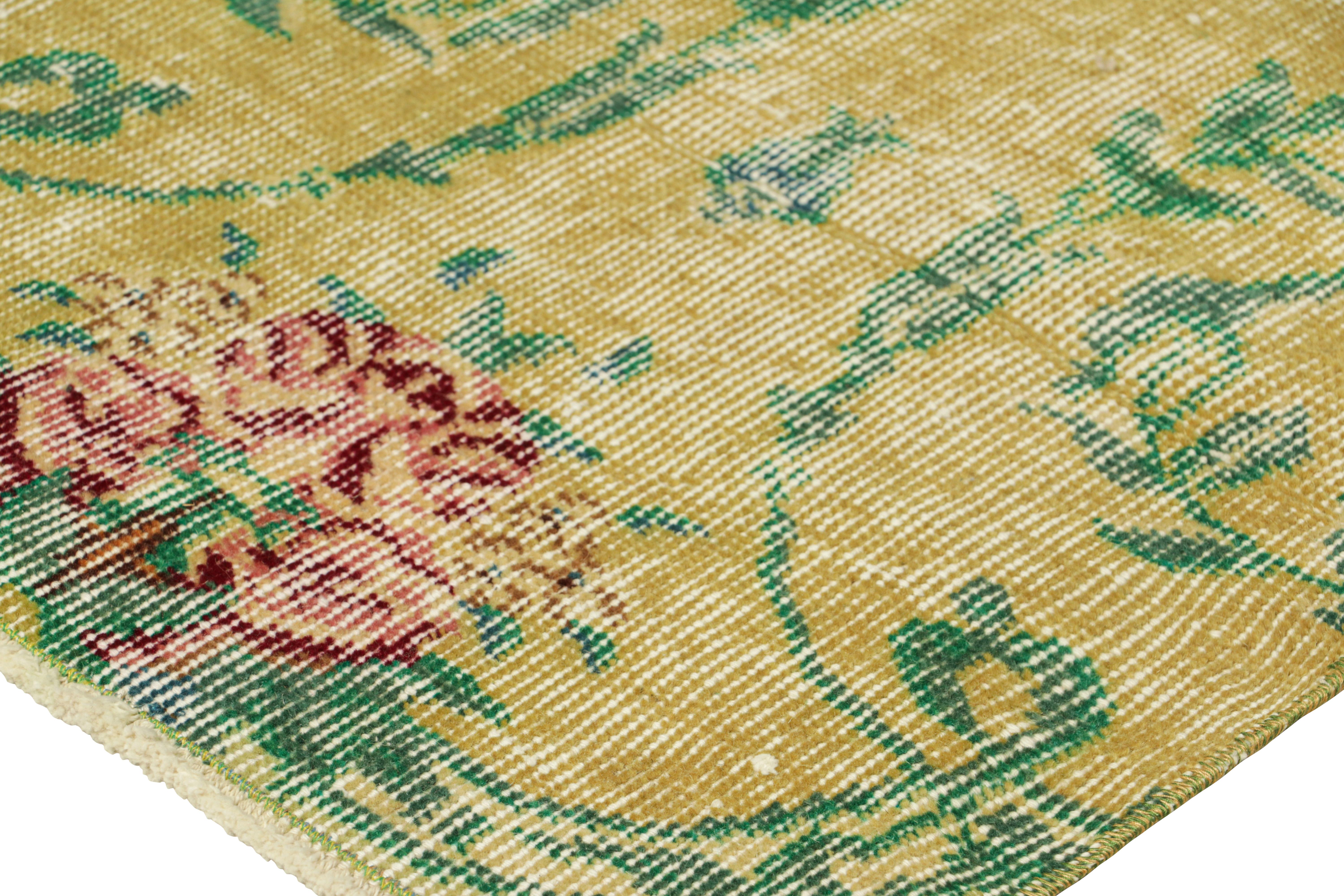 Vintage Zeki Múren Läufer, mit Medaillon und Blumenmustern, von Rug & Kilim (Mitte des 20. Jahrhunderts) im Angebot
