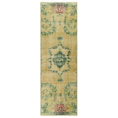 Vintage Zeki Múren Läufer, mit Medaillon und Blumenmustern, von Rug & Kilim