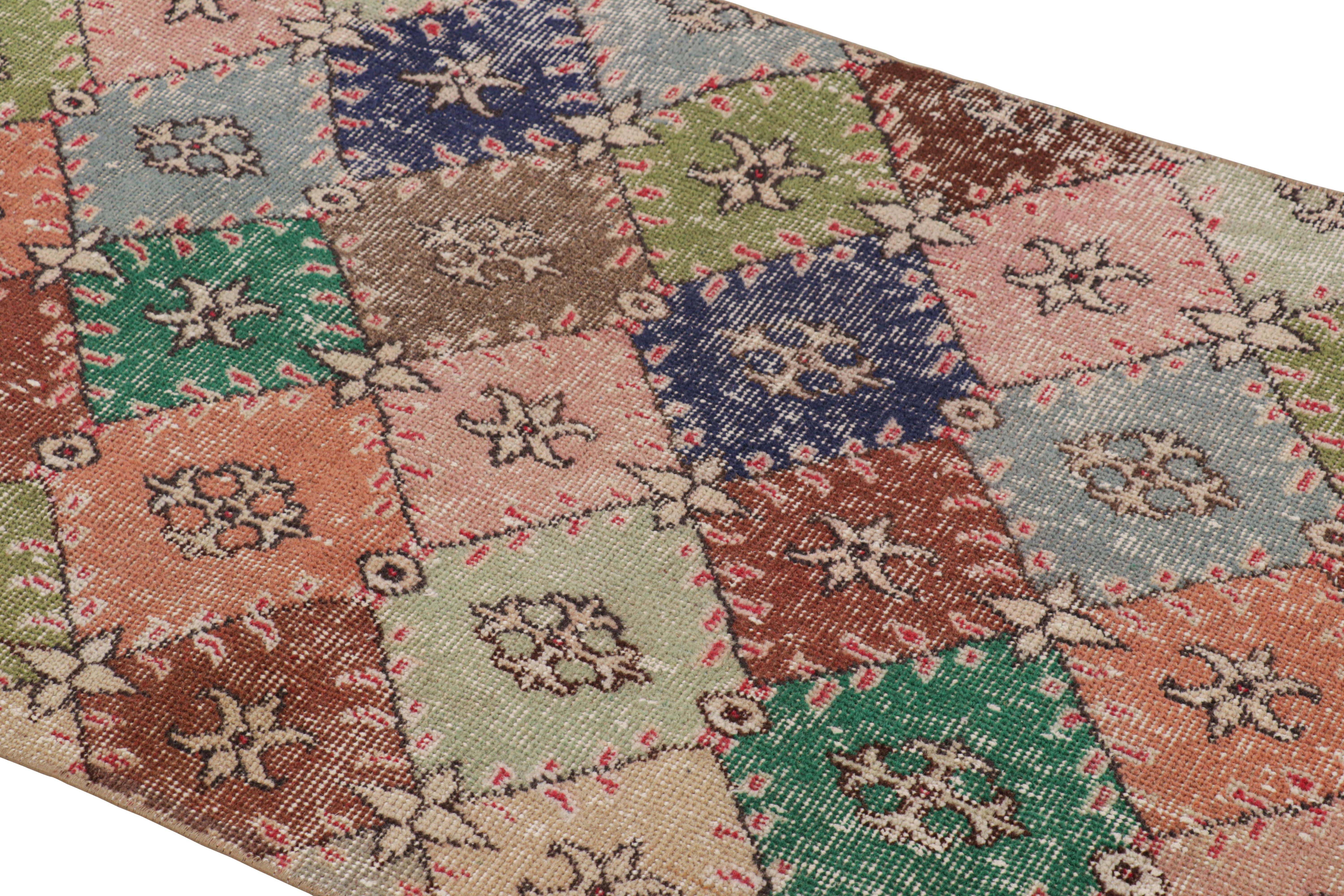 Anudado a mano en lana y originario de Turquía hacia 1960 - 1970, este camino de 3x6 vintage de Zeki Müren es una incorporación única a la colección Rug & Kilim por su amplia gama de colores y sus motivos geométricos de rombos en todo el campo.