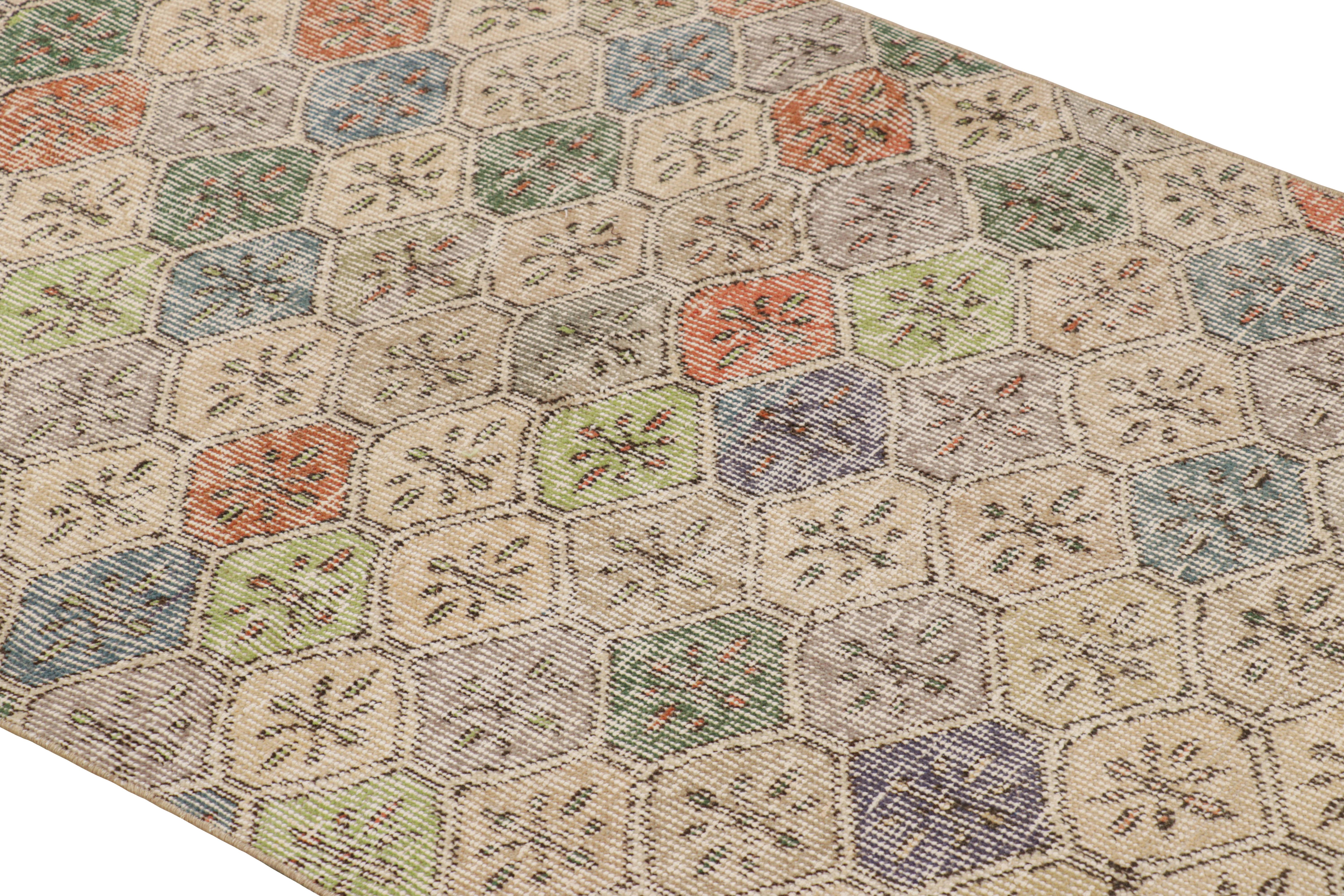 Noué à la main en laine et originaire de Turquie vers 1960 - 1970, ce chemin de table vintage 3x7 de Zeki Müren est un ajout unique à la Collection Rug & Kilim pour sa large gamme de couleurs et ses motifs géométriques en forme de diamant sur tout