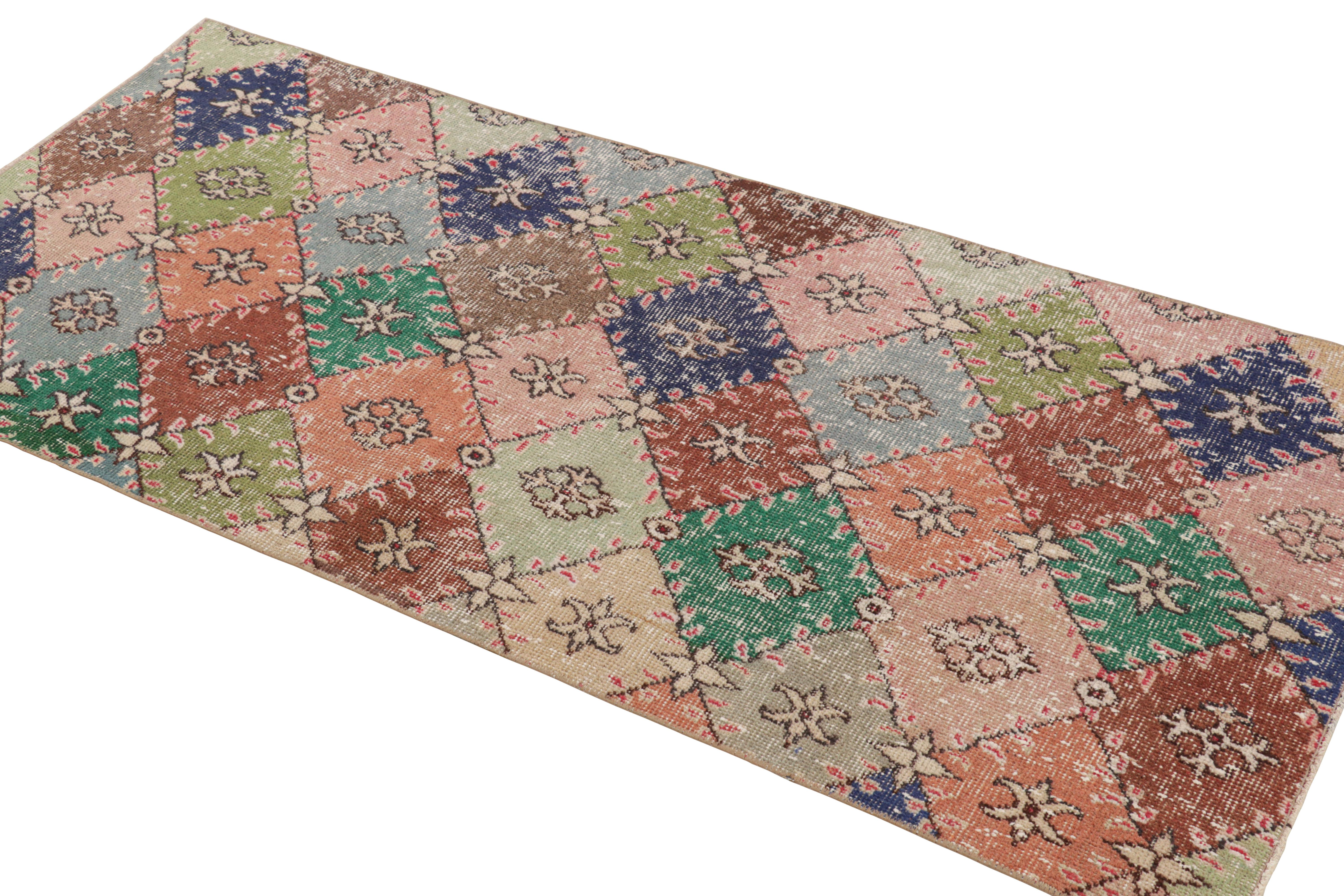 Traves de Mesa Vintage Zeki Müren con Dibujos Policromáticos de Diamantes, de Rug & Kilim Turco en venta