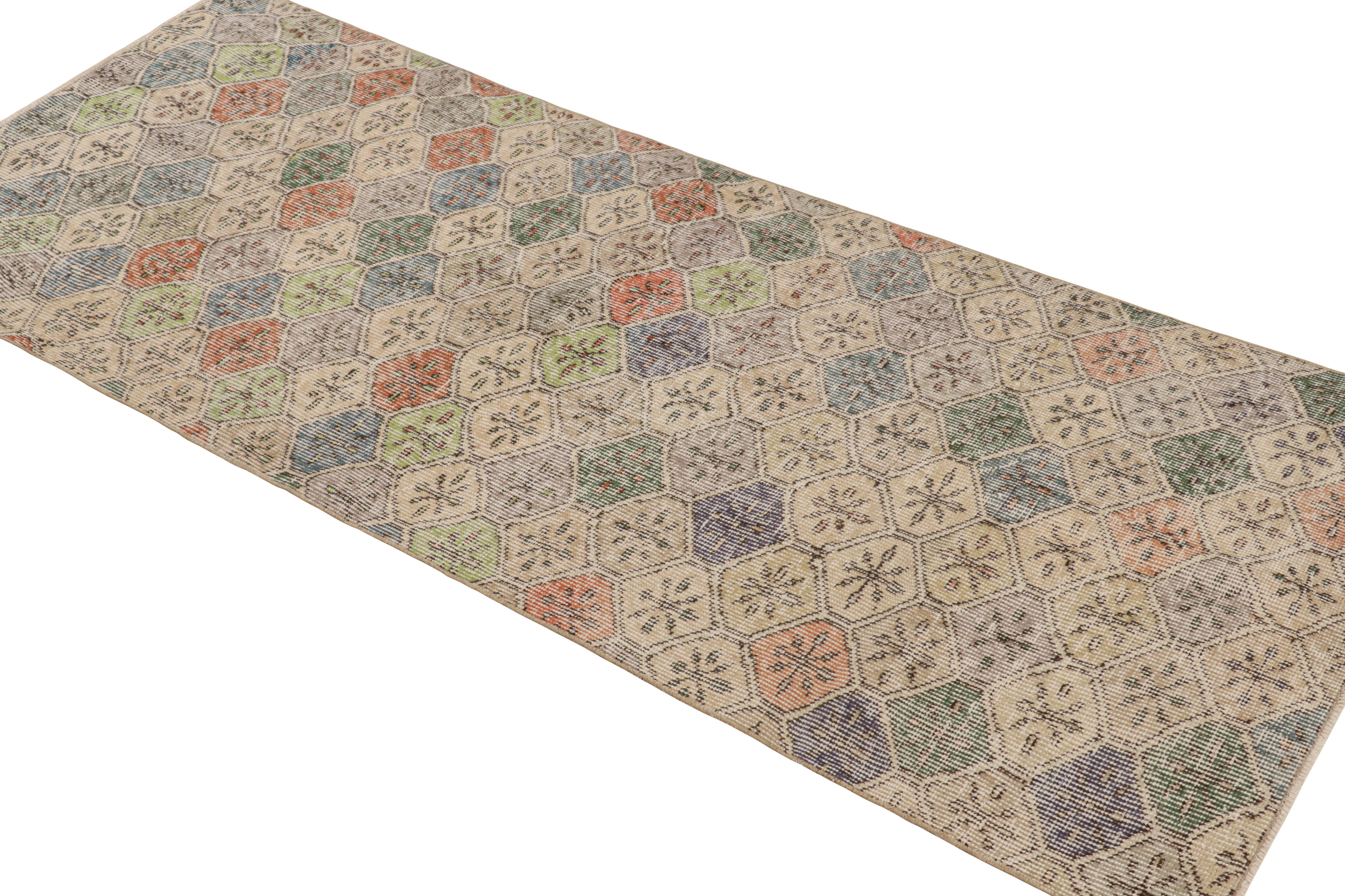 Noué à la main Tapis de course vintage Zeki Müren à motifs de diamants polychromes, de Rug & Kilim en vente